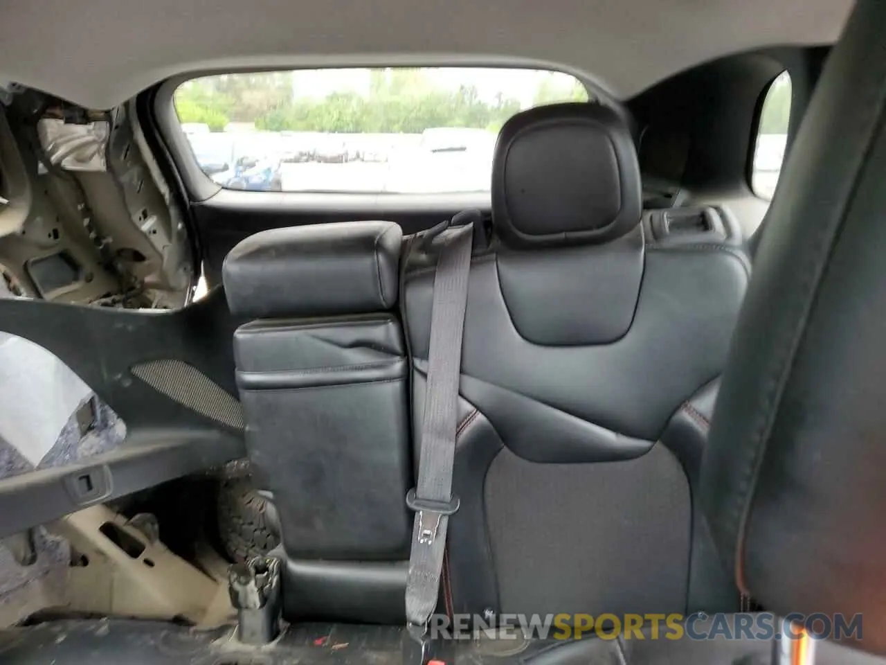 10 Photograph of a damaged car 1C4PJMBX4KD121641 JEEP CHEROKEE 2019