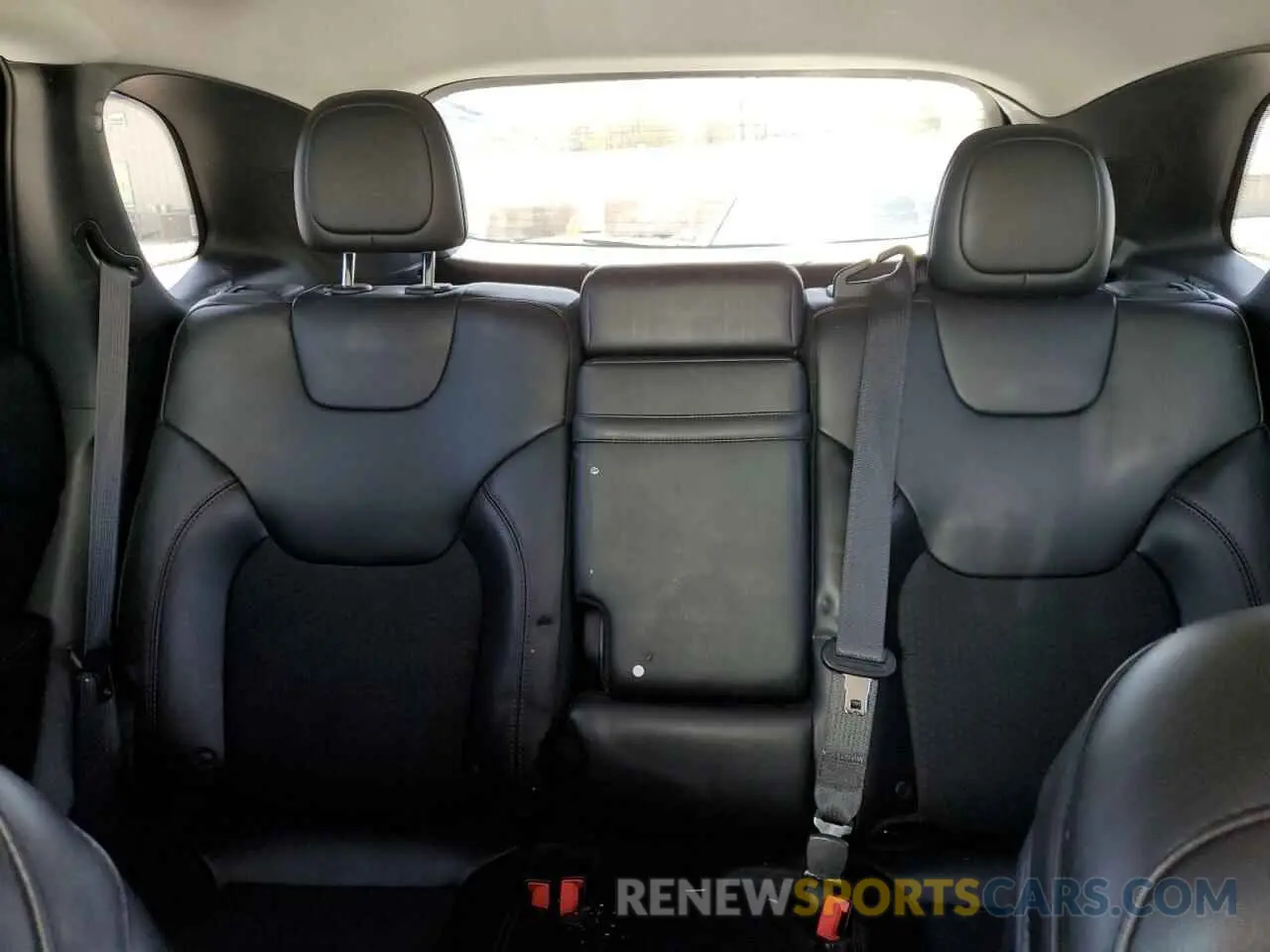 10 Photograph of a damaged car 1C4PJMBX4KD279087 JEEP CHEROKEE 2019