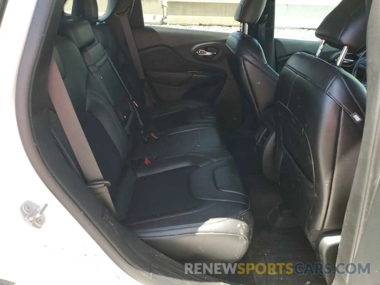 11 Photograph of a damaged car 1C4PJMBX4KD279087 JEEP CHEROKEE 2019