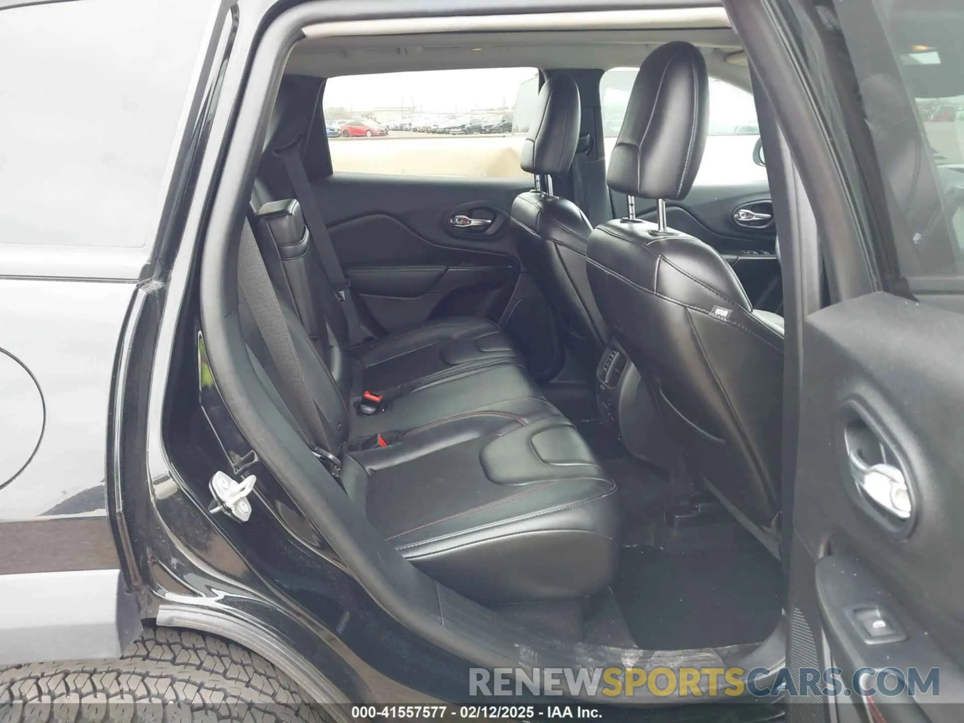 8 Photograph of a damaged car 1C4PJMBX4KD385796 JEEP CHEROKEE 2019