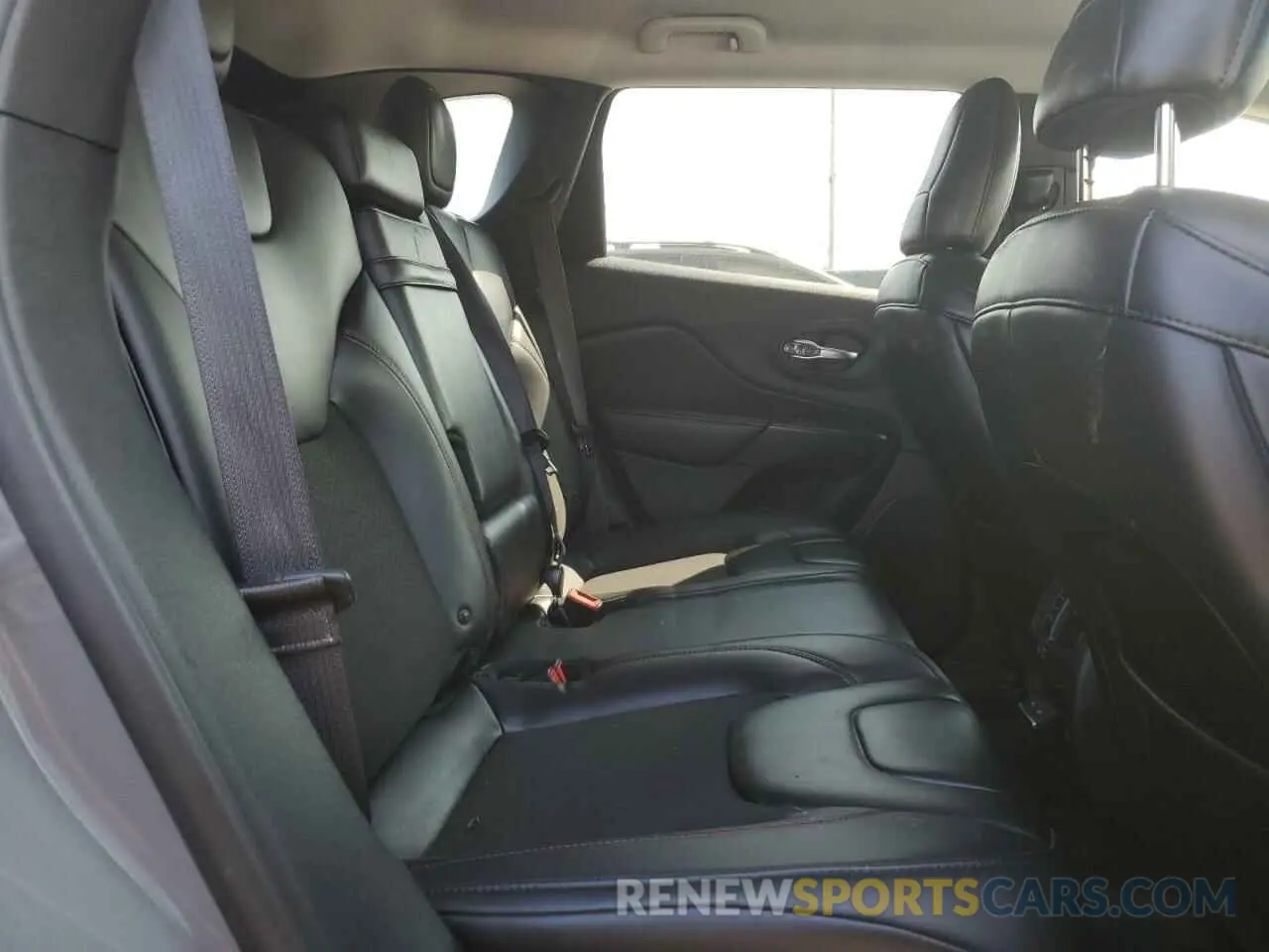 11 Photograph of a damaged car 1C4PJMBX4KD395180 JEEP CHEROKEE 2019