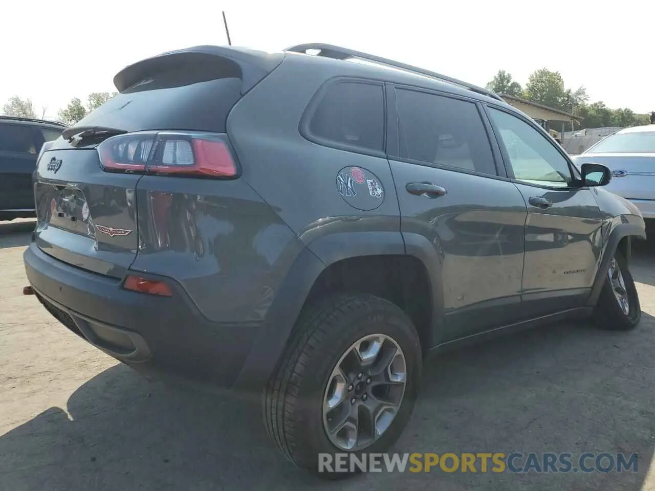 3 Photograph of a damaged car 1C4PJMBX4KD395180 JEEP CHEROKEE 2019