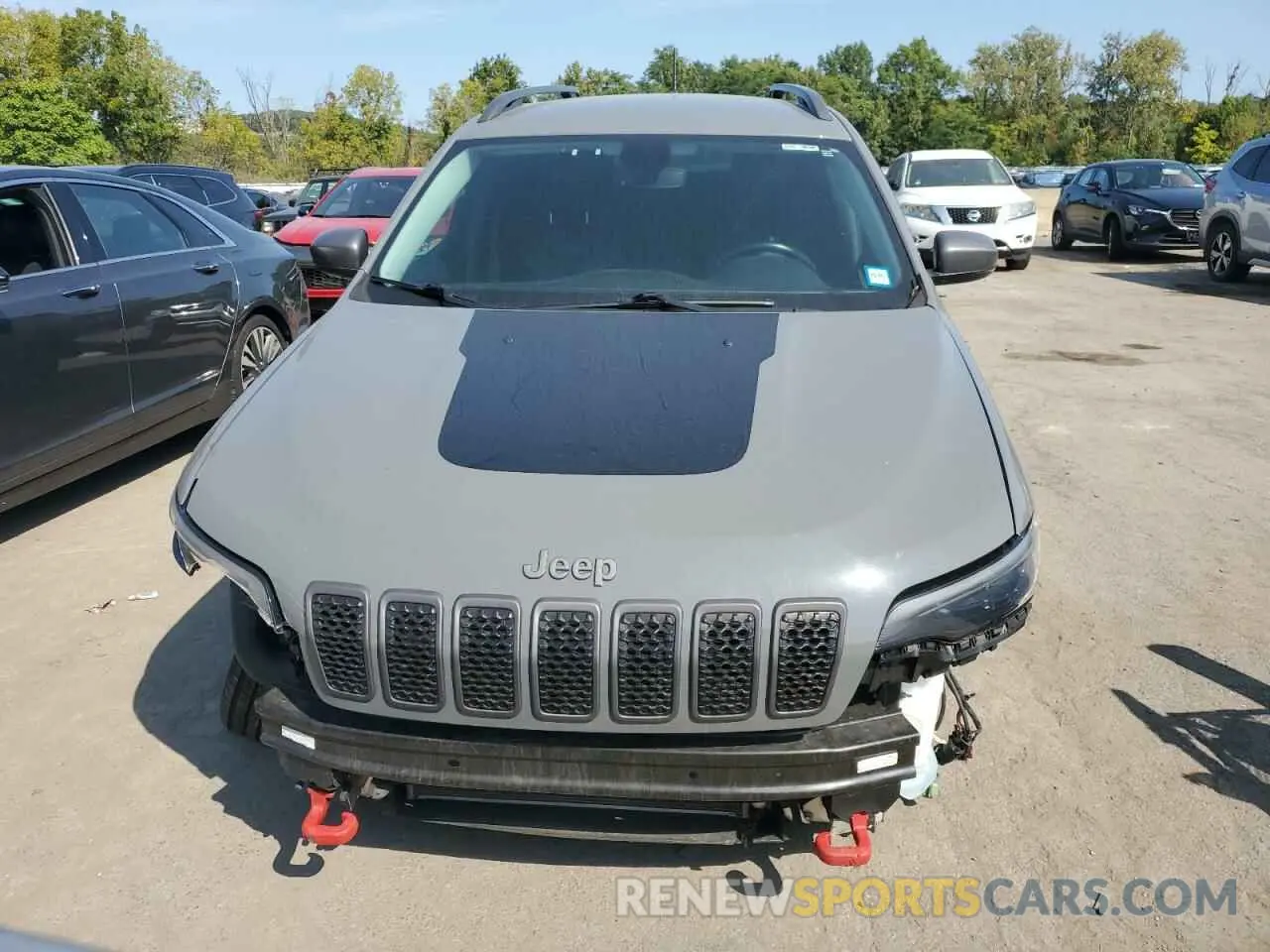 5 Photograph of a damaged car 1C4PJMBX4KD395180 JEEP CHEROKEE 2019