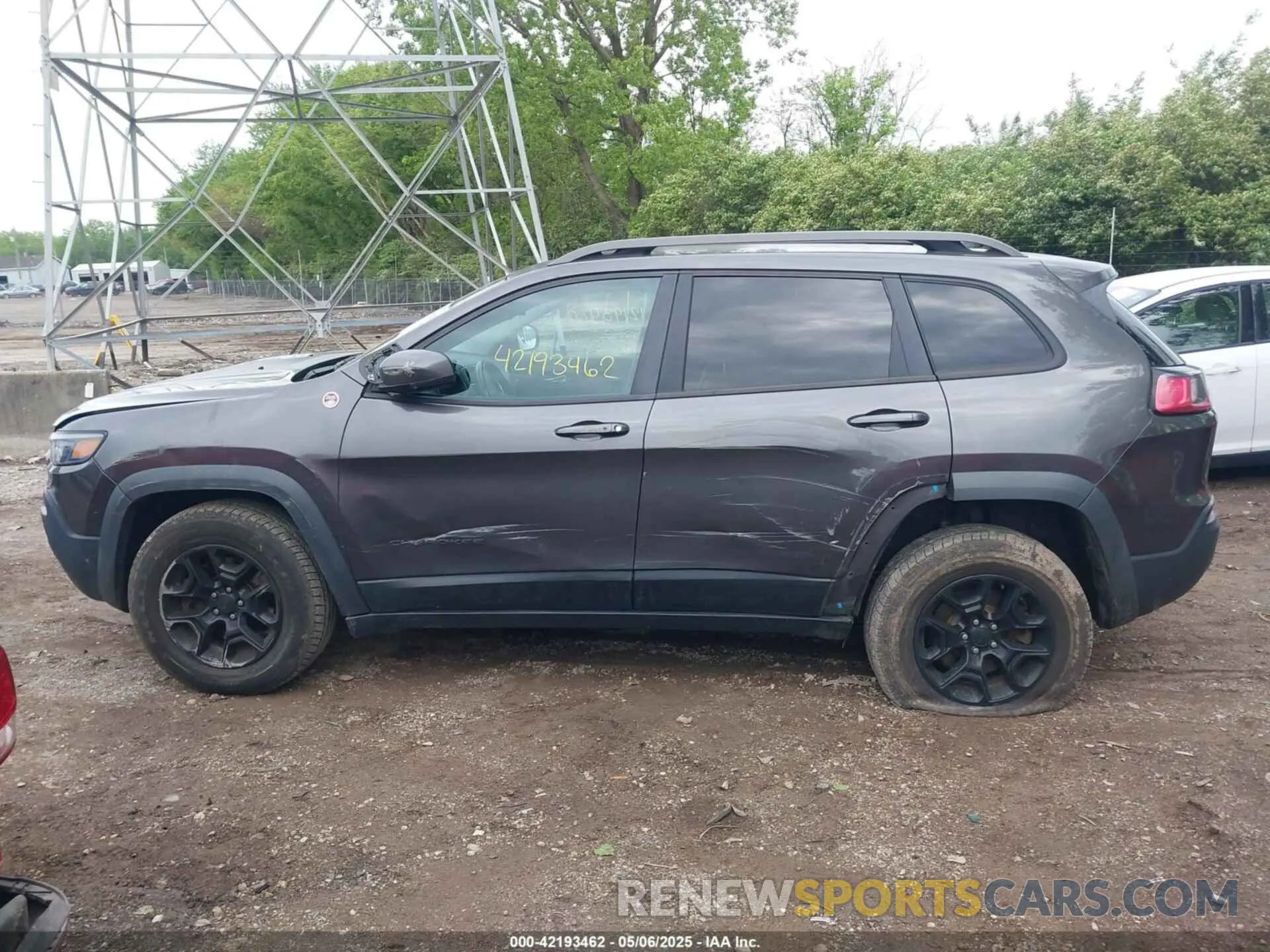 14 Photograph of a damaged car 1C4PJMBX5KD140733 JEEP CHEROKEE 2019