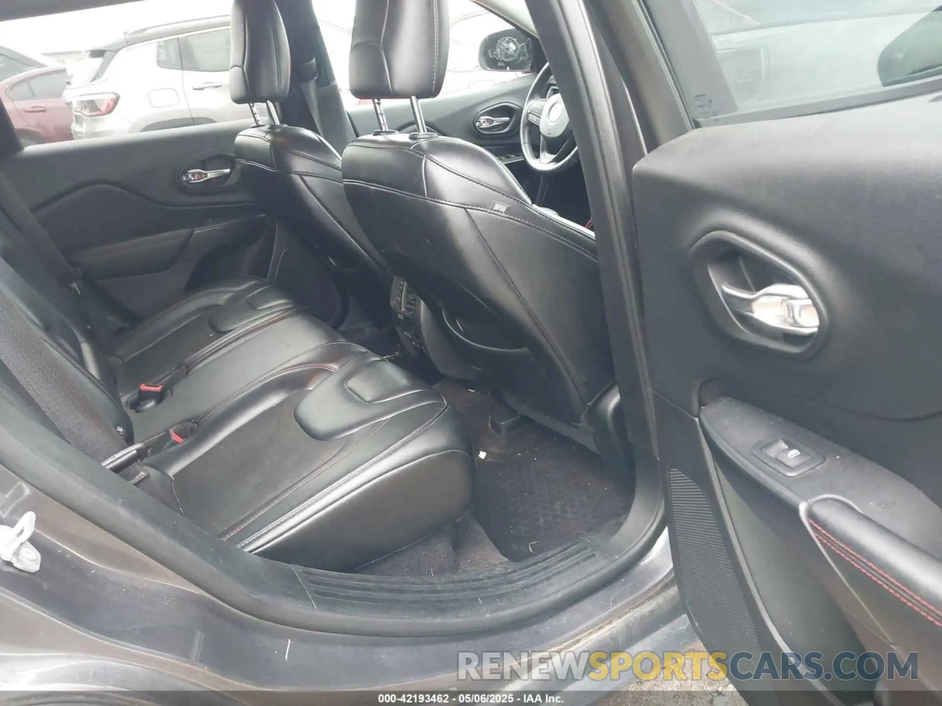 8 Photograph of a damaged car 1C4PJMBX5KD140733 JEEP CHEROKEE 2019