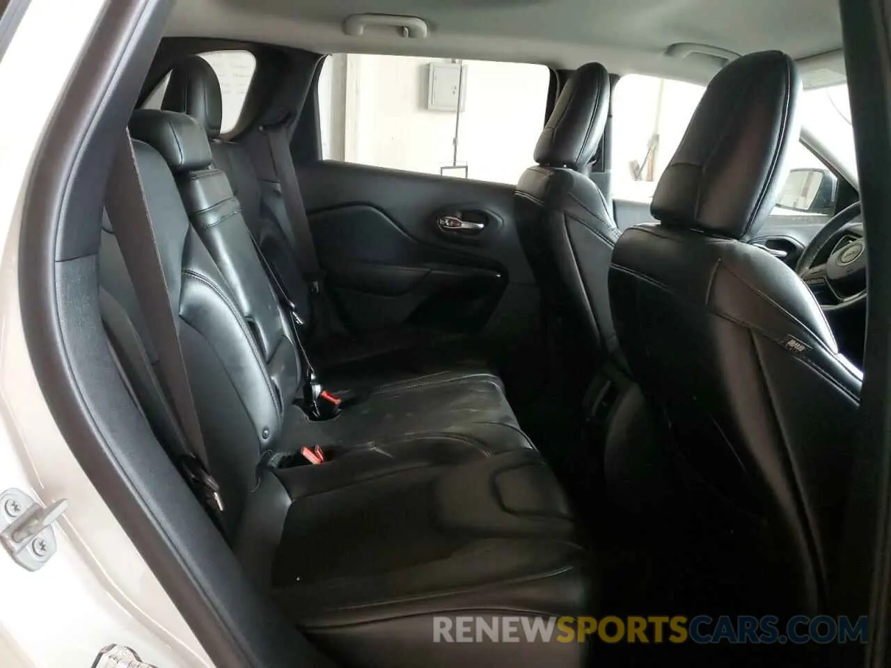 11 Photograph of a damaged car 1C4PJMBX5KD250701 JEEP CHEROKEE 2019