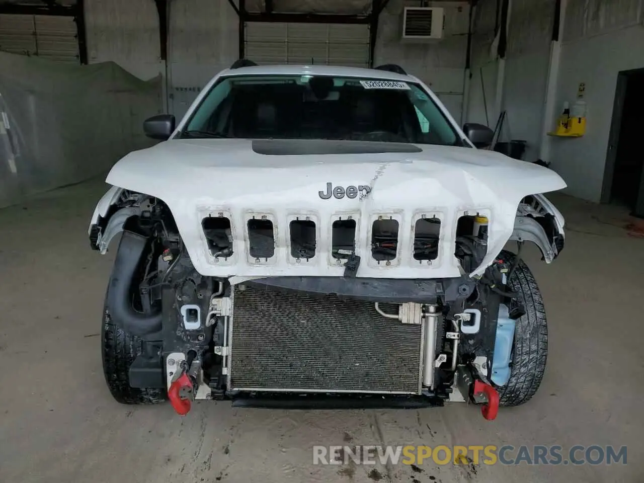 5 Photograph of a damaged car 1C4PJMBX5KD250701 JEEP CHEROKEE 2019
