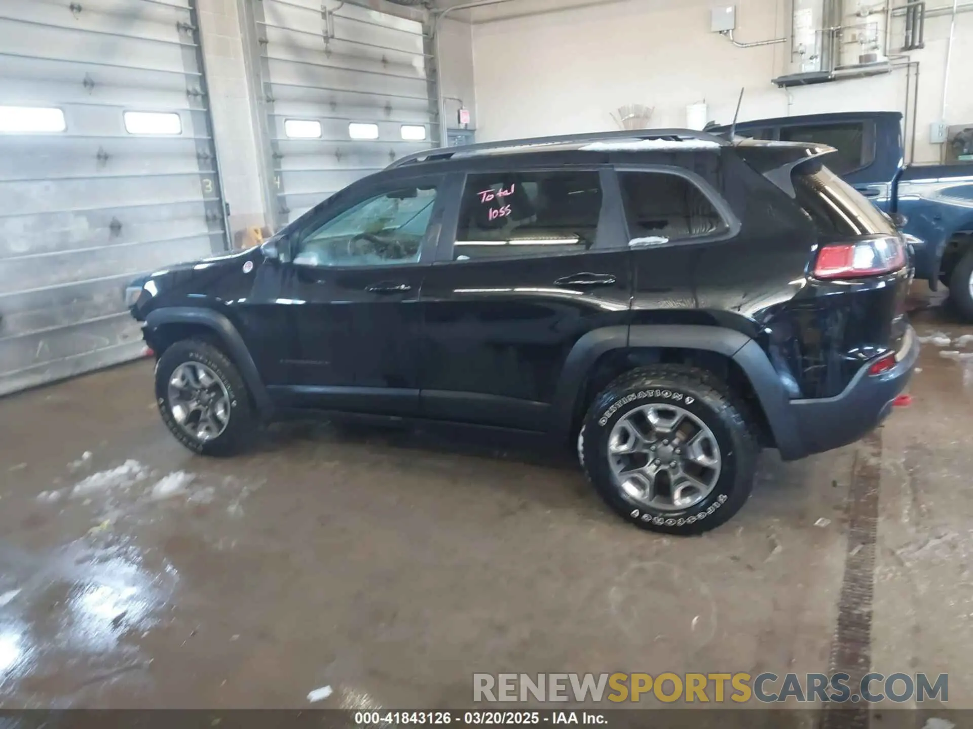 15 Photograph of a damaged car 1C4PJMBX5KD278921 JEEP CHEROKEE 2019