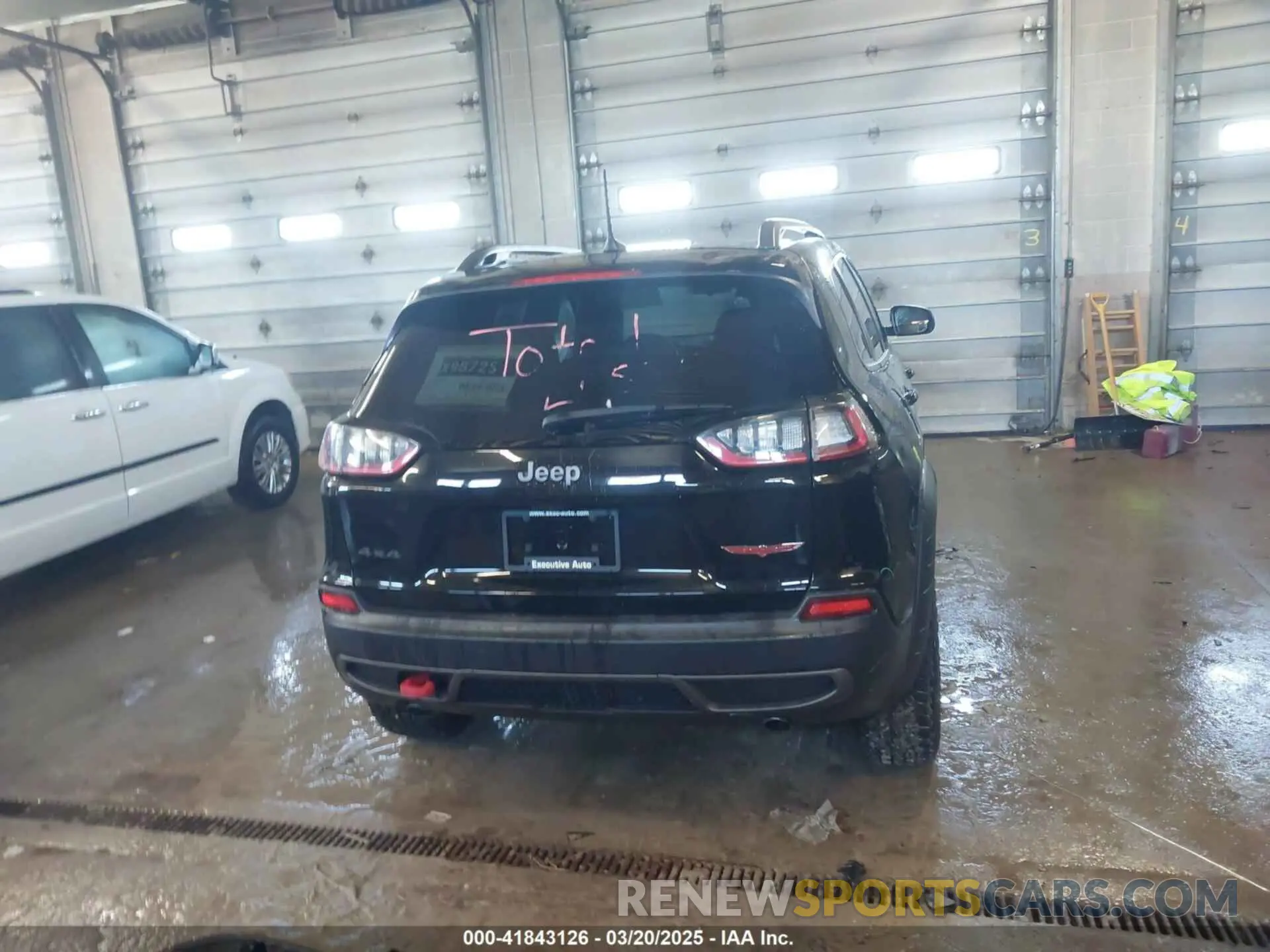 17 Photograph of a damaged car 1C4PJMBX5KD278921 JEEP CHEROKEE 2019
