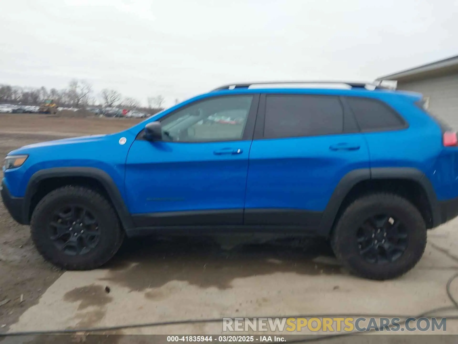 15 Photograph of a damaged car 1C4PJMBX5KD356050 JEEP CHEROKEE 2019