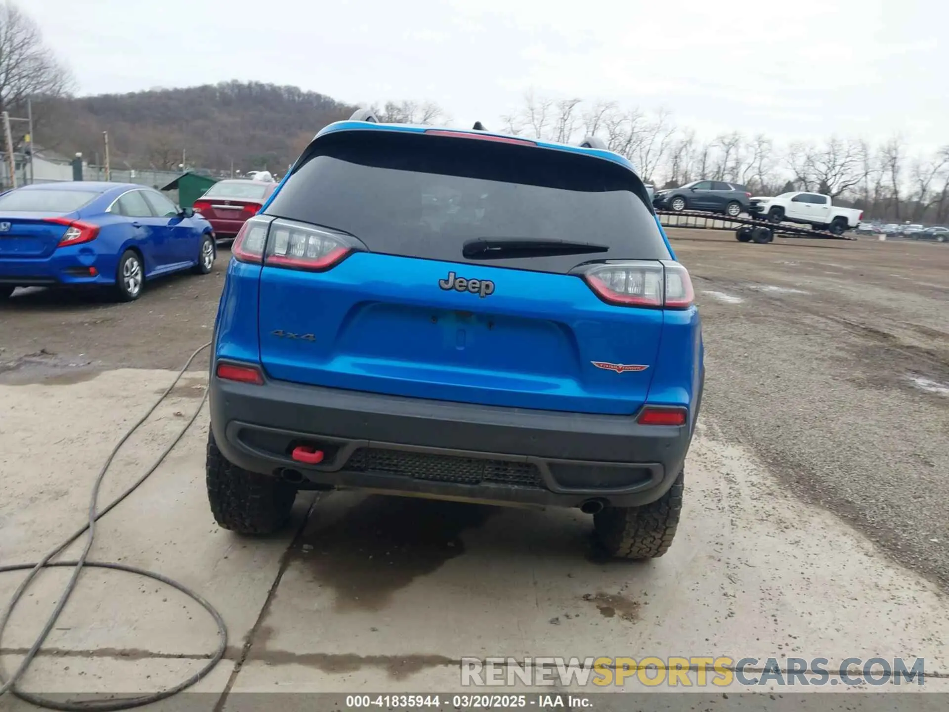 17 Photograph of a damaged car 1C4PJMBX5KD356050 JEEP CHEROKEE 2019
