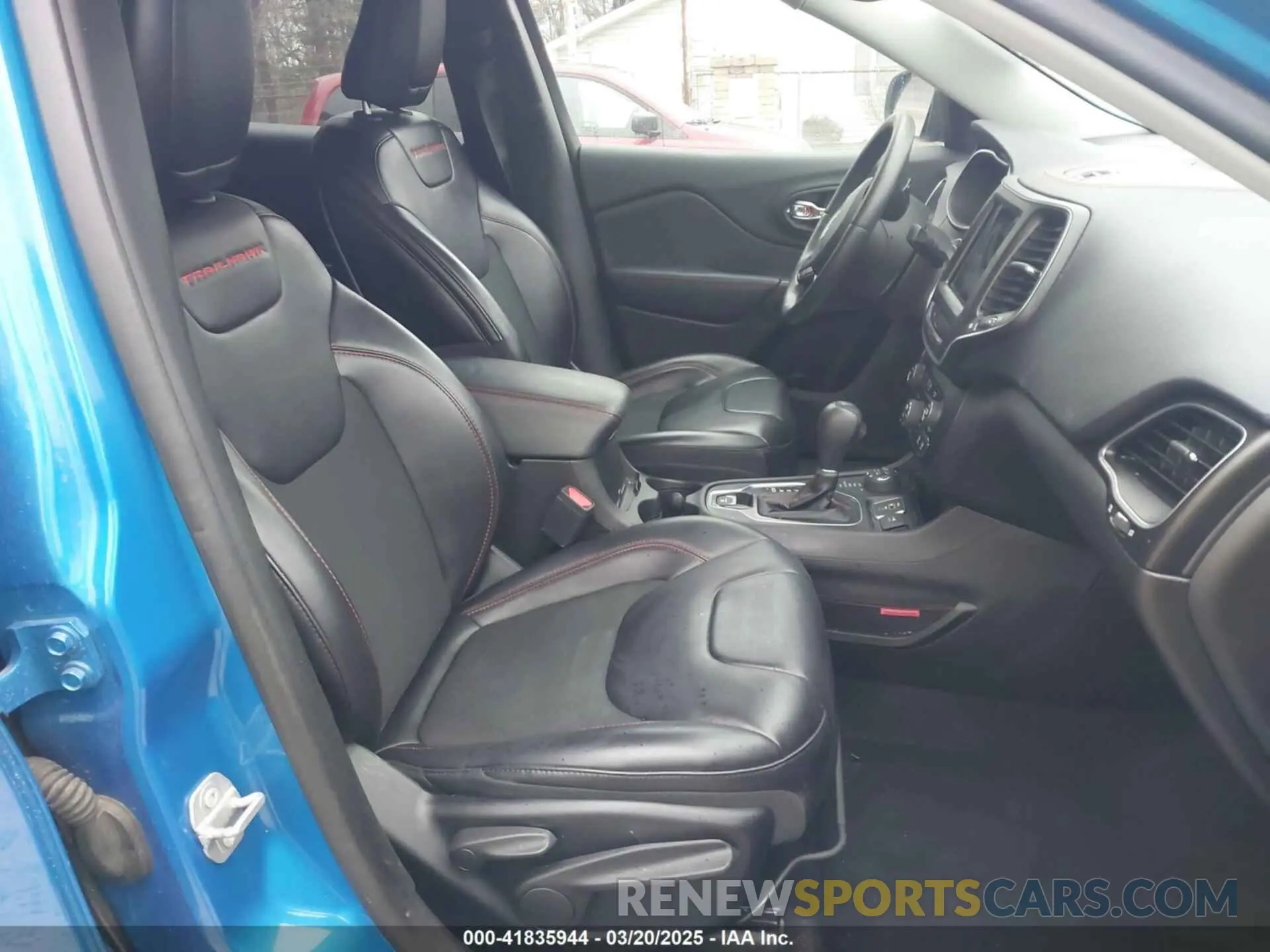 5 Photograph of a damaged car 1C4PJMBX5KD356050 JEEP CHEROKEE 2019