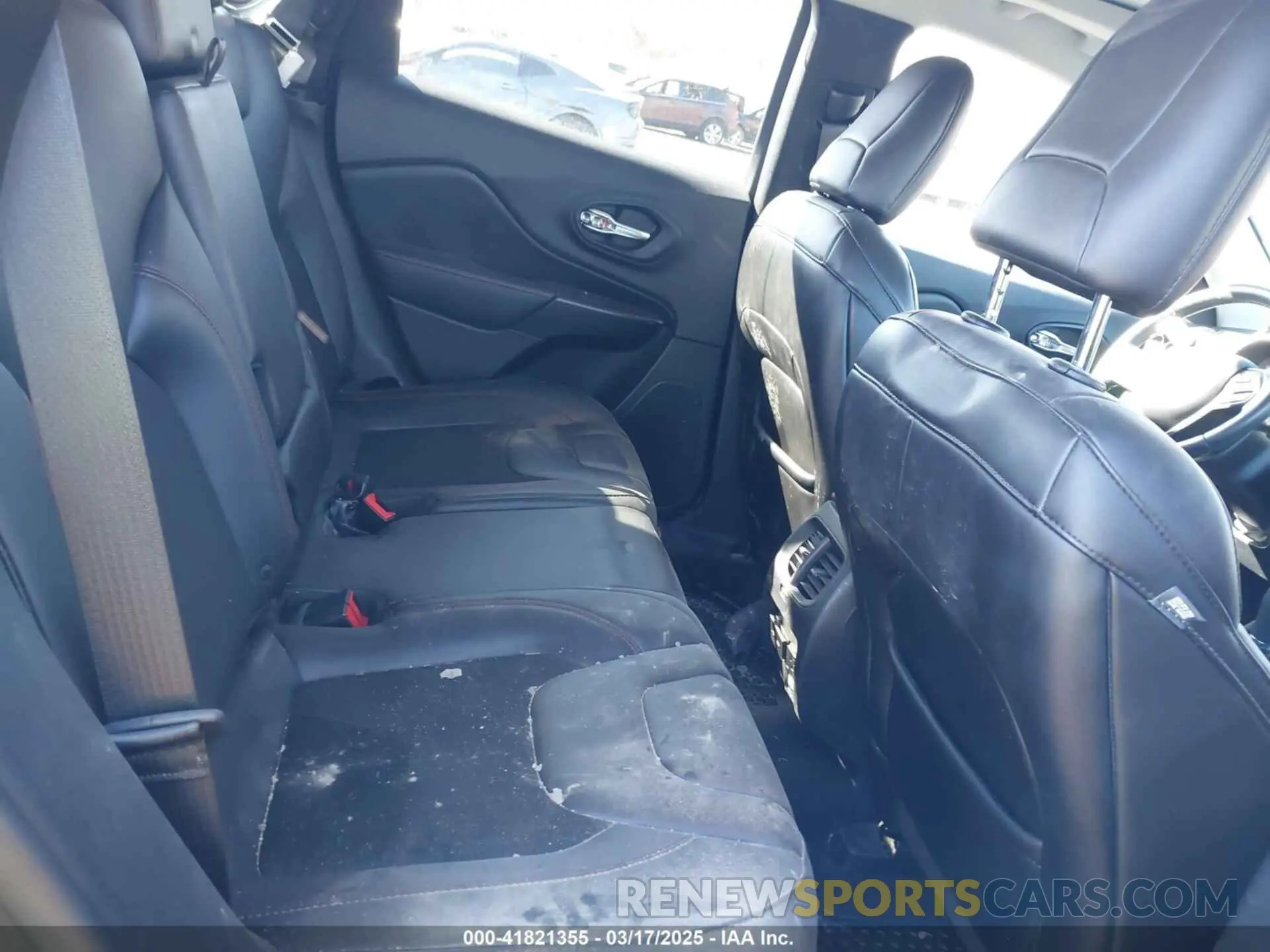 8 Photograph of a damaged car 1C4PJMBX6KD410391 JEEP CHEROKEE 2019