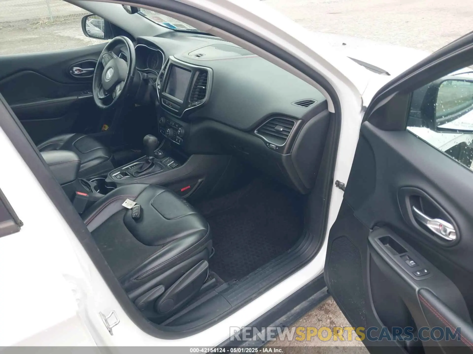 5 Photograph of a damaged car 1C4PJMBX7KD126848 JEEP CHEROKEE 2019