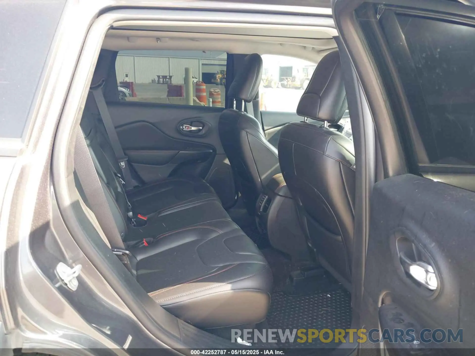 8 Photograph of a damaged car 1C4PJMBX7KD189366 JEEP CHEROKEE 2019