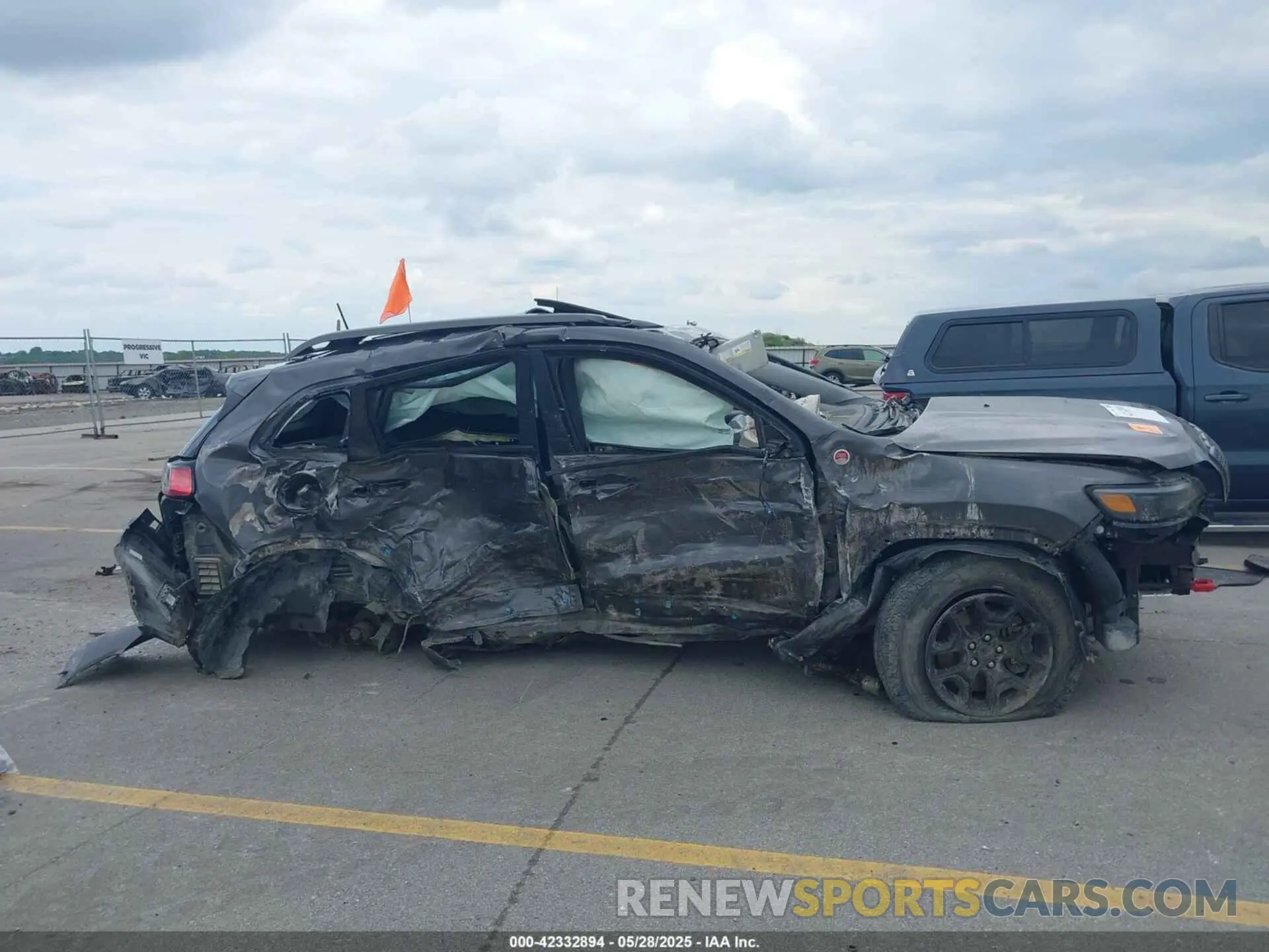 13 Photograph of a damaged car 1C4PJMBX7KD309652 JEEP CHEROKEE 2019