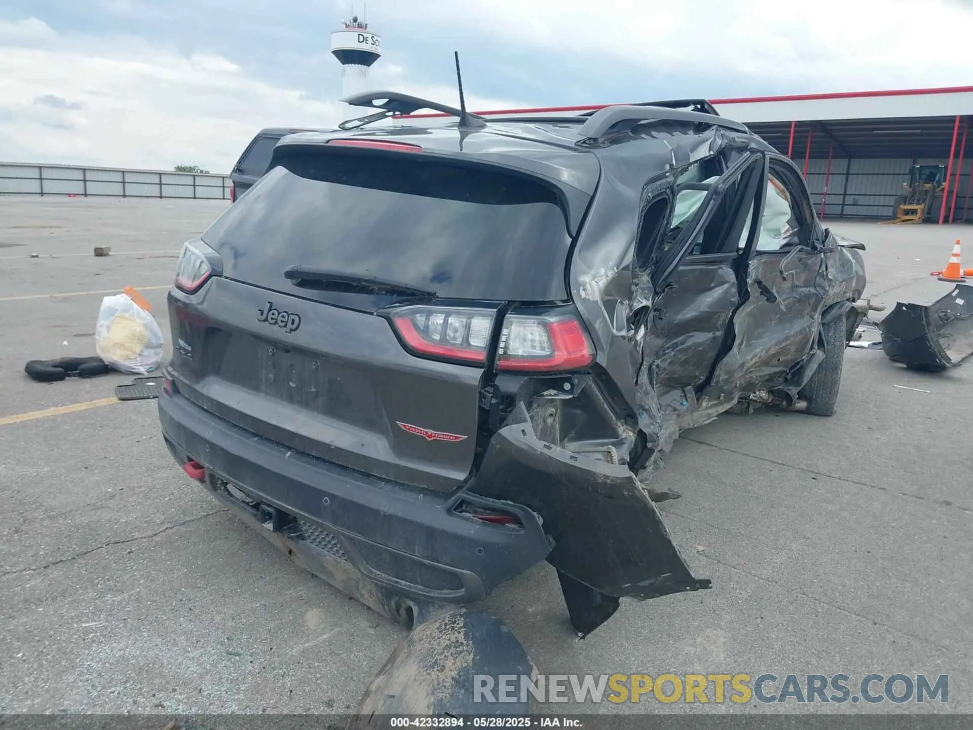 4 Photograph of a damaged car 1C4PJMBX7KD309652 JEEP CHEROKEE 2019