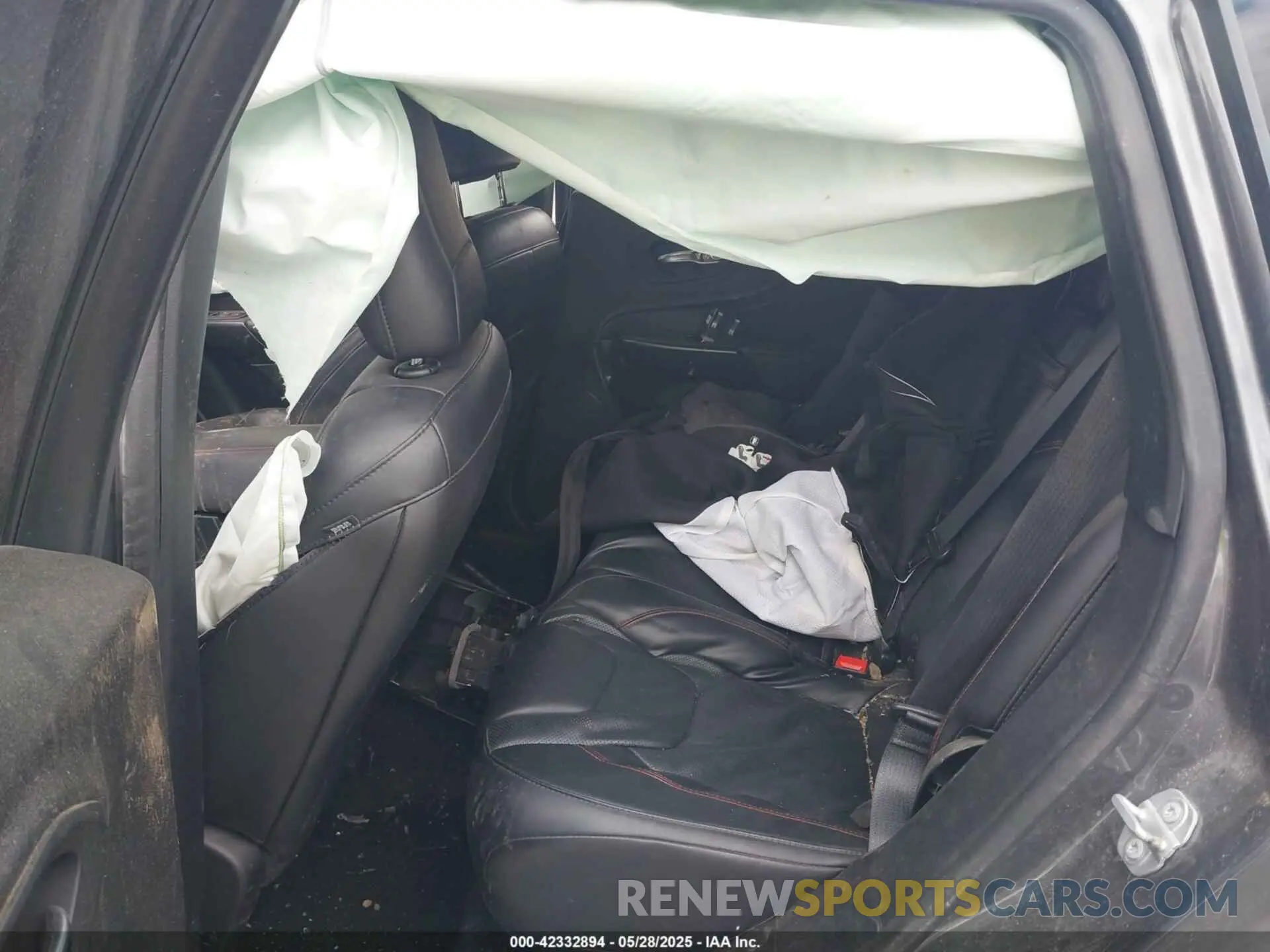 8 Photograph of a damaged car 1C4PJMBX7KD309652 JEEP CHEROKEE 2019