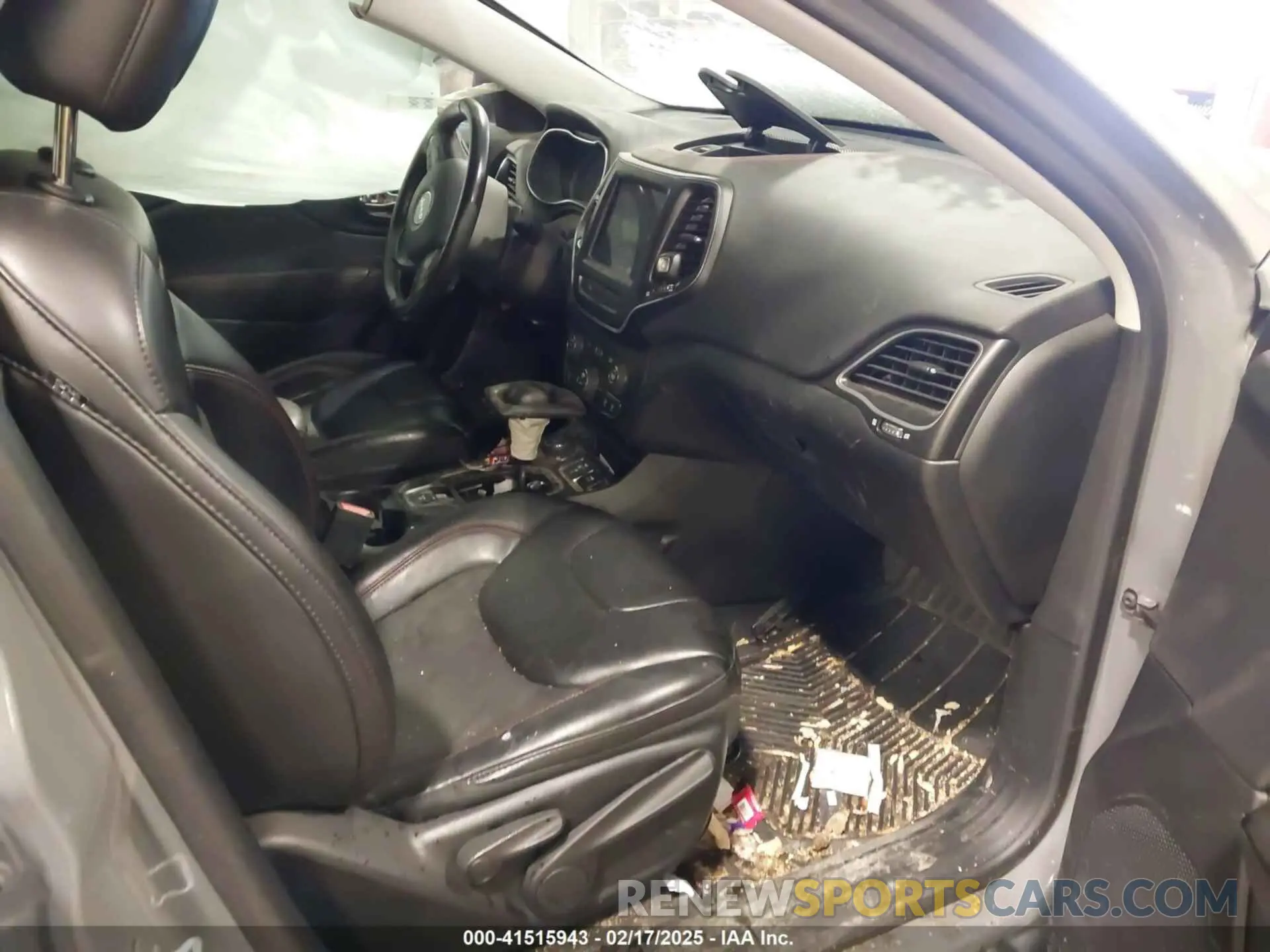 5 Photograph of a damaged car 1C4PJMBX7KD361203 JEEP CHEROKEE 2019
