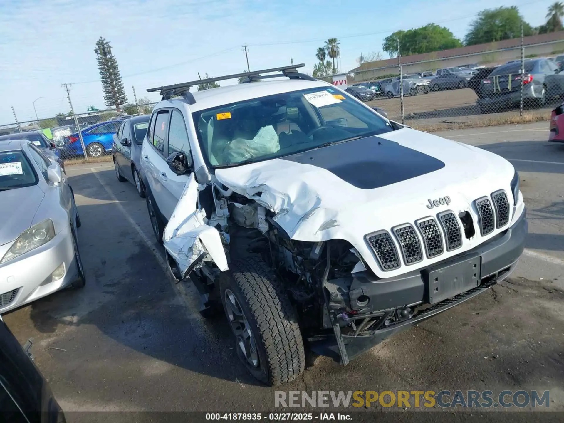 1 Photograph of a damaged car 1C4PJMBX7KD410612 JEEP CHEROKEE 2019