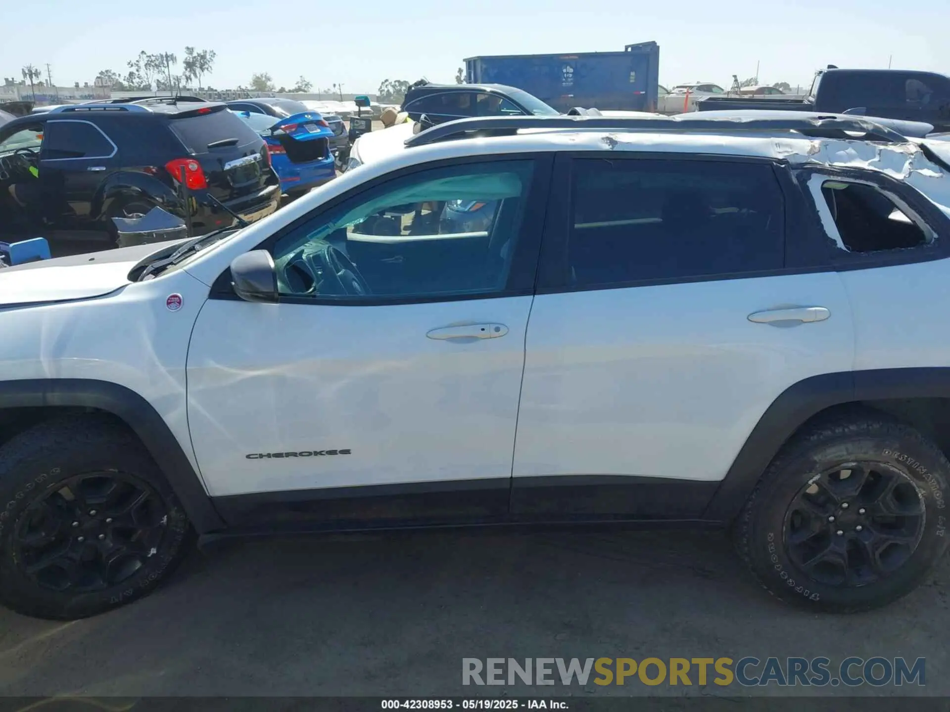 14 Photograph of a damaged car 1C4PJMBX8KD258582 JEEP CHEROKEE 2019