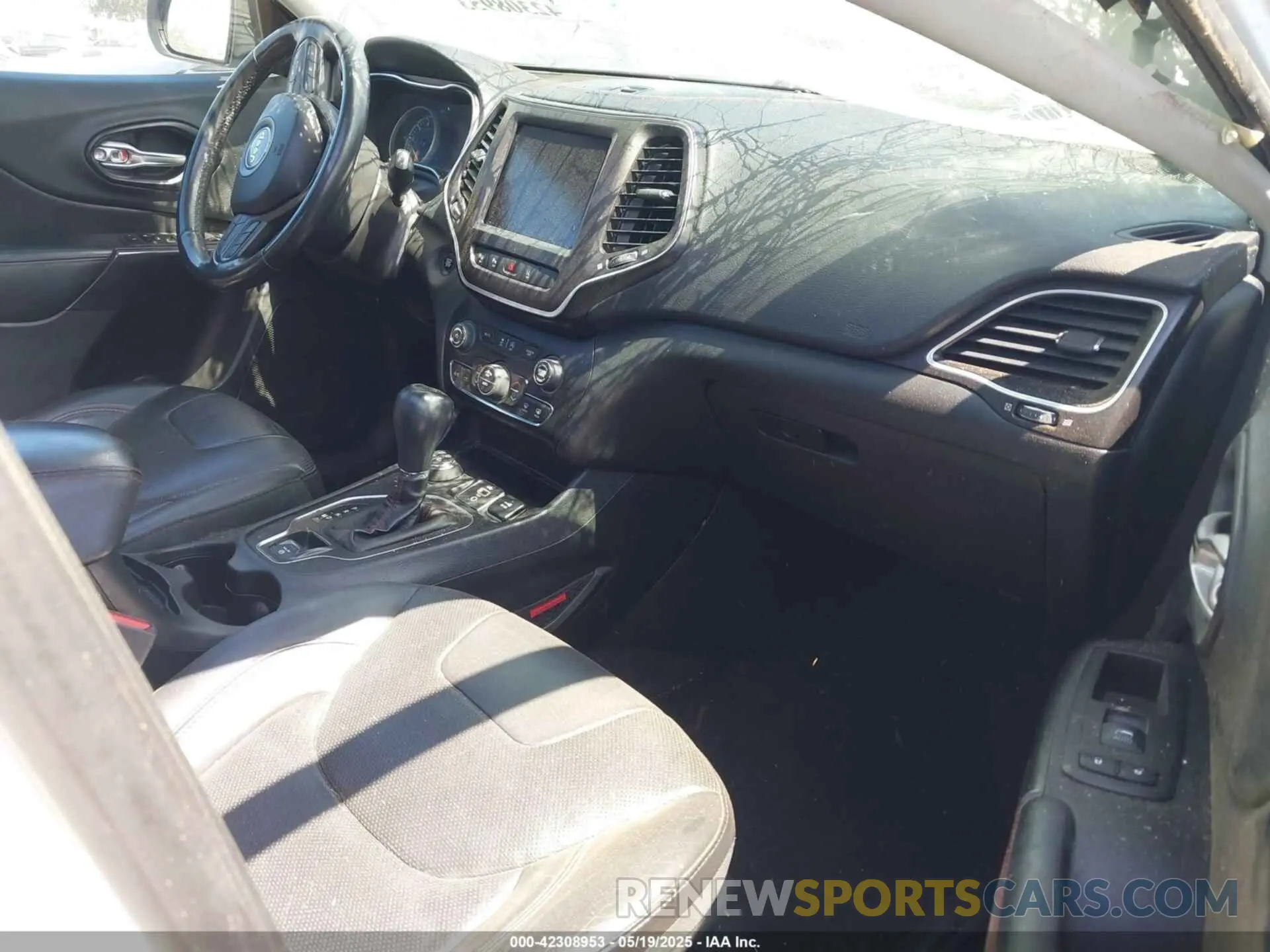 5 Photograph of a damaged car 1C4PJMBX8KD258582 JEEP CHEROKEE 2019
