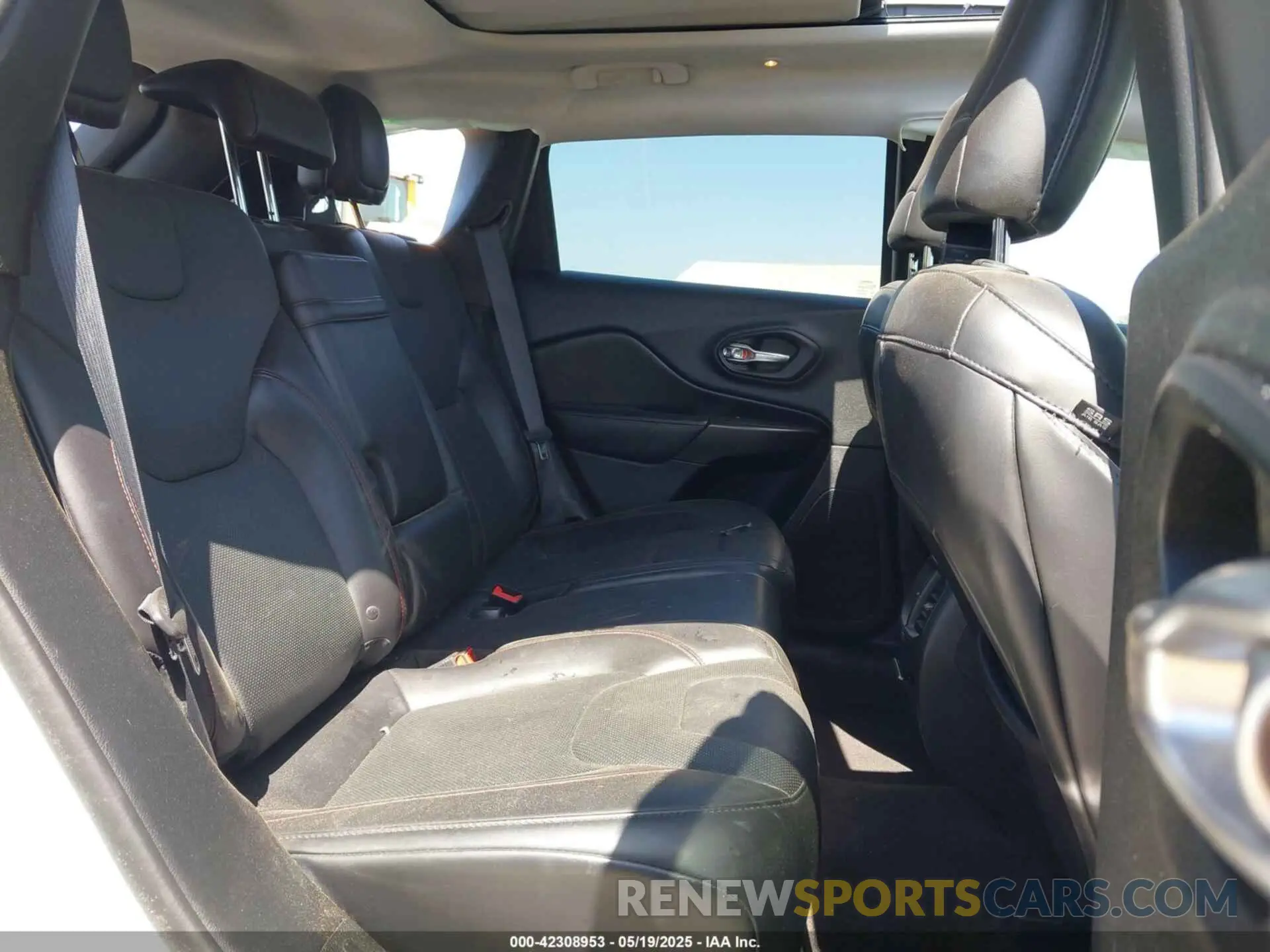 8 Photograph of a damaged car 1C4PJMBX8KD258582 JEEP CHEROKEE 2019