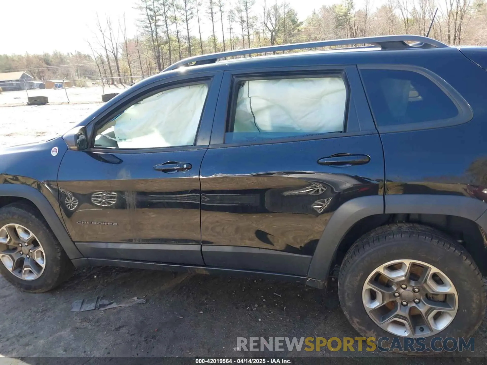 14 Photograph of a damaged car 1C4PJMBX8KD430013 JEEP CHEROKEE 2019
