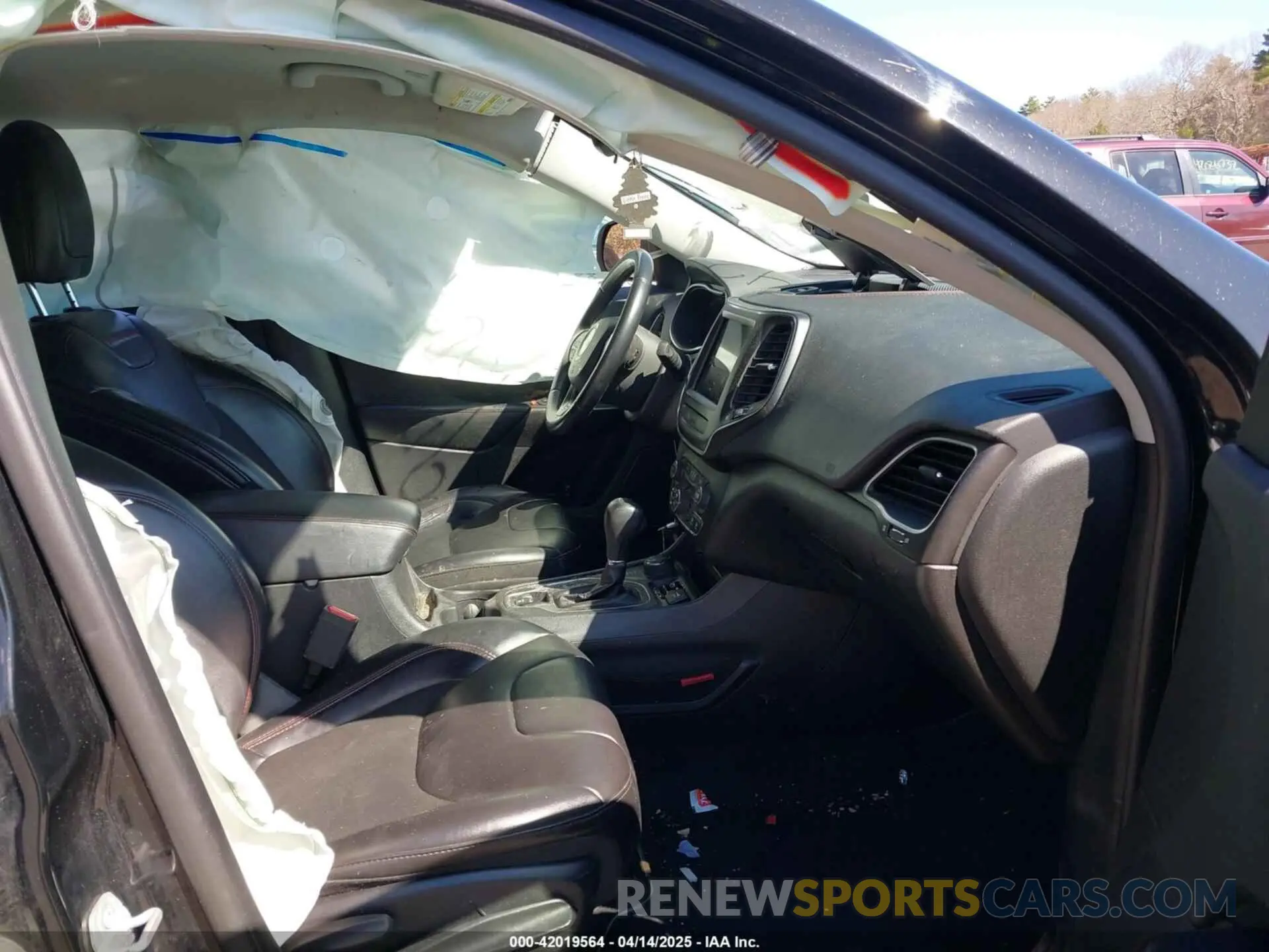 5 Photograph of a damaged car 1C4PJMBX8KD430013 JEEP CHEROKEE 2019