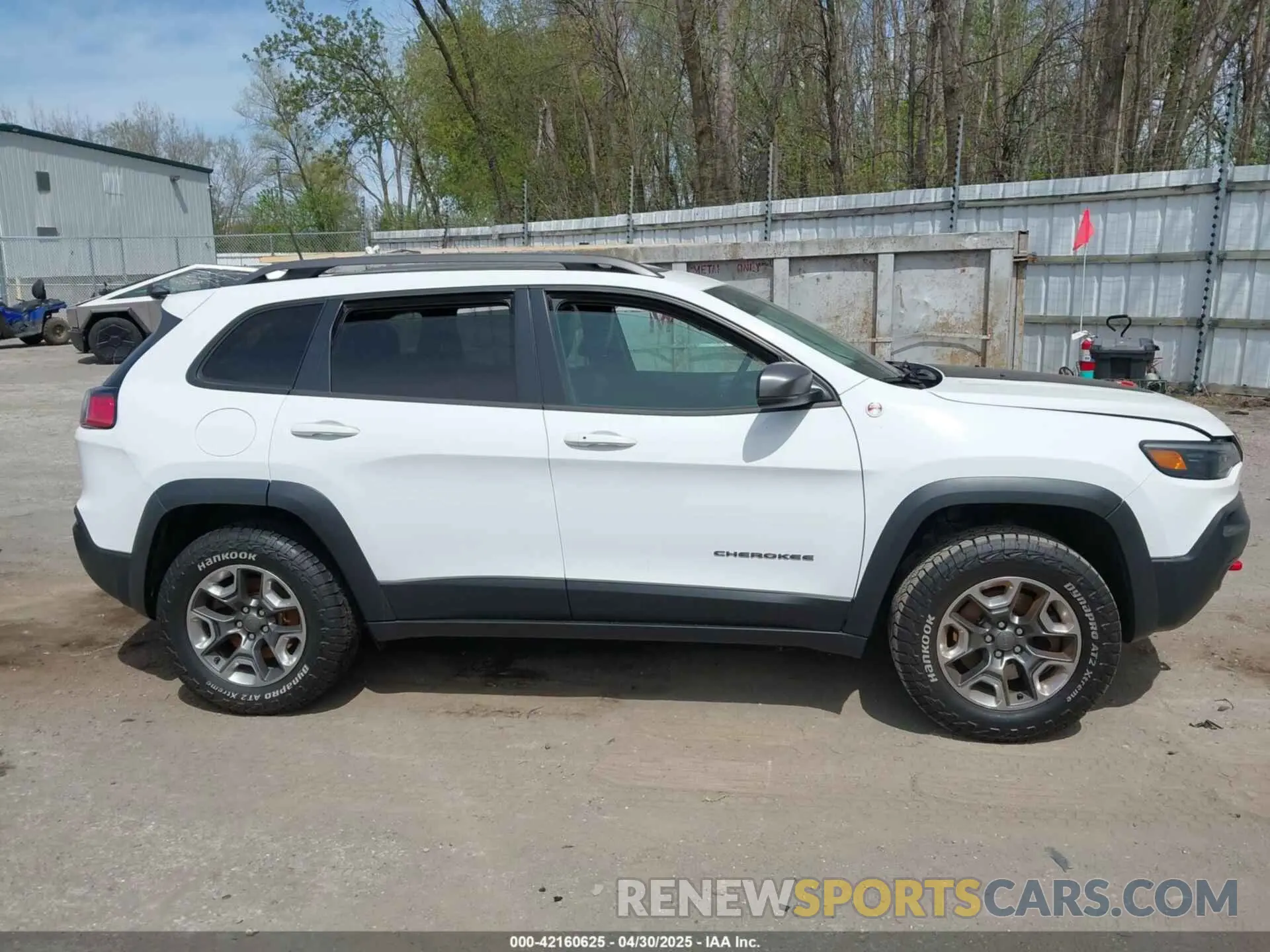 14 Photograph of a damaged car 1C4PJMBX9KD277416 JEEP CHEROKEE 2019
