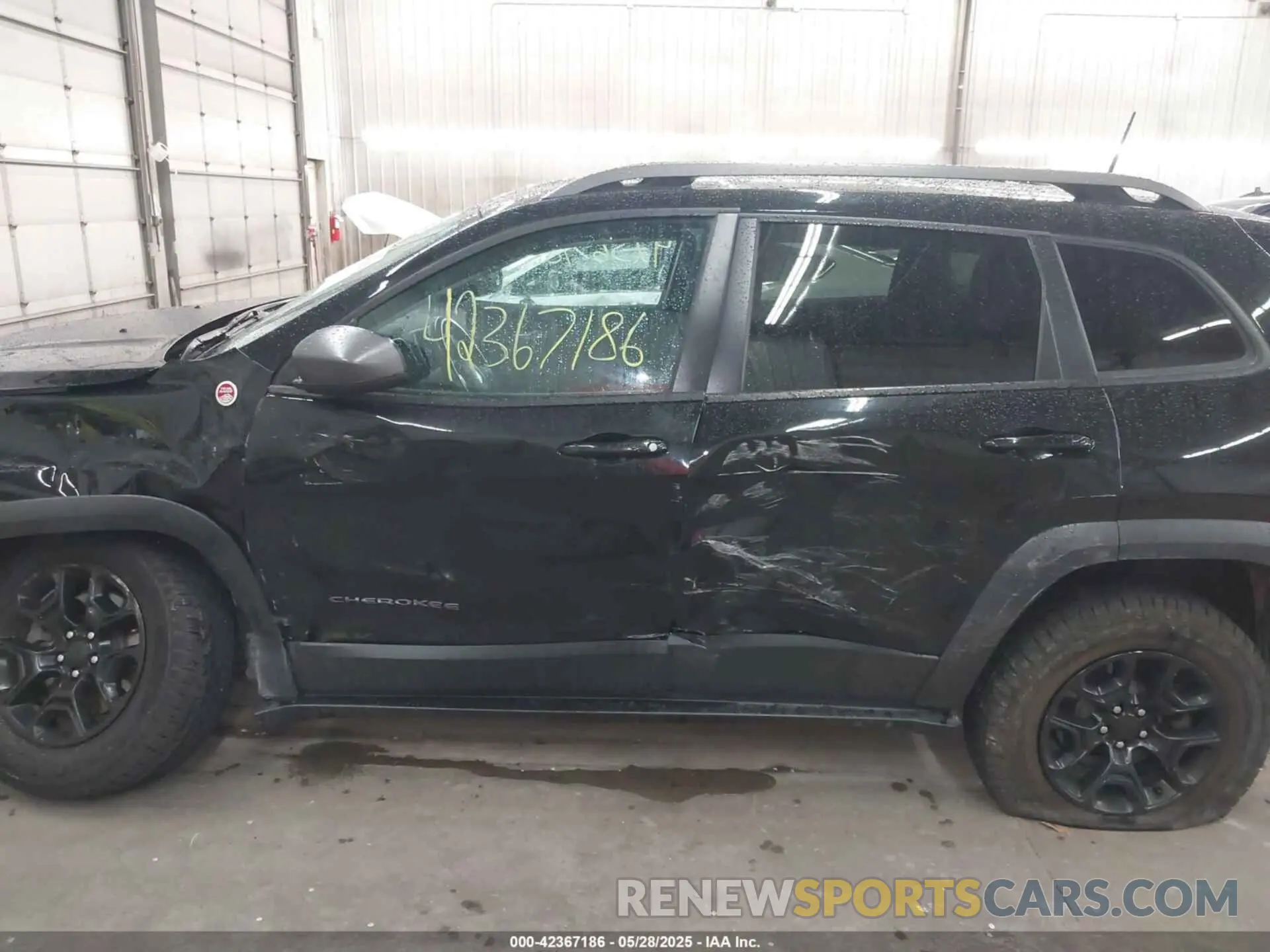 14 Photograph of a damaged car 1C4PJMBX9KD456748 JEEP CHEROKEE 2019