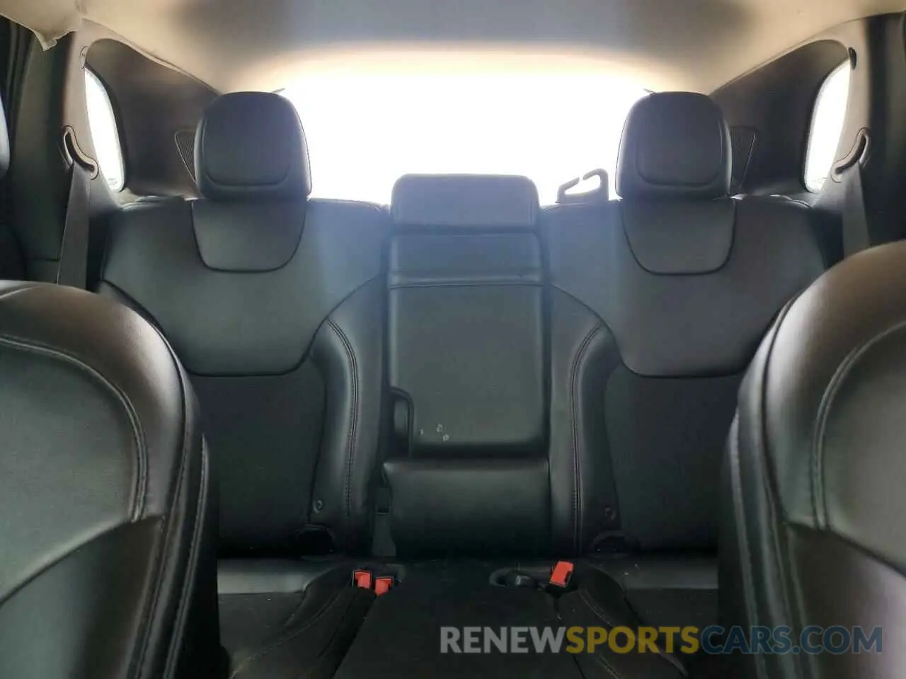 10 Photograph of a damaged car 1C4PJMBXXKD236812 JEEP CHEROKEE 2019