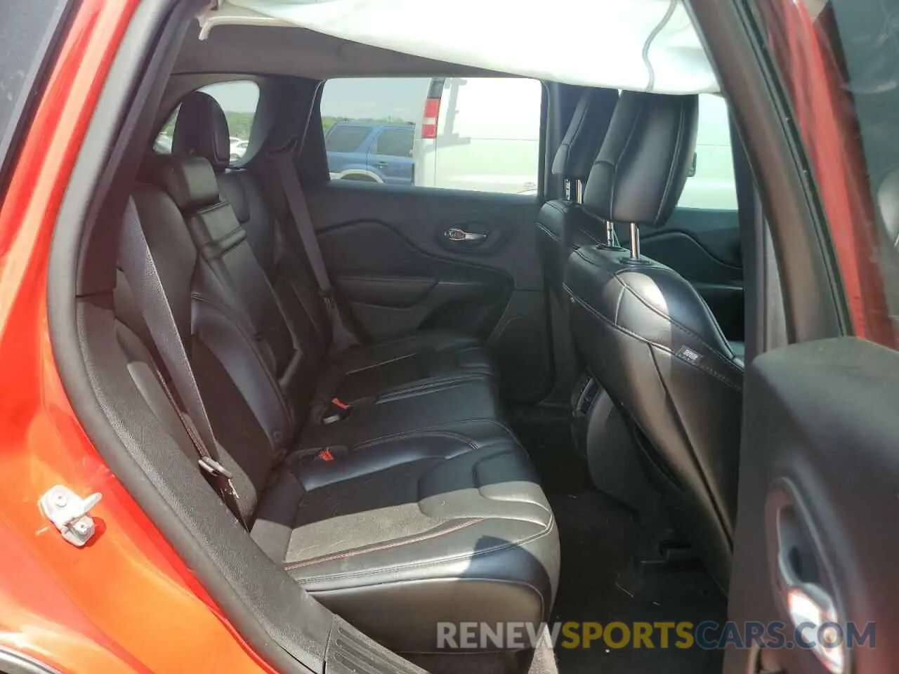 11 Photograph of a damaged car 1C4PJMBXXKD236812 JEEP CHEROKEE 2019