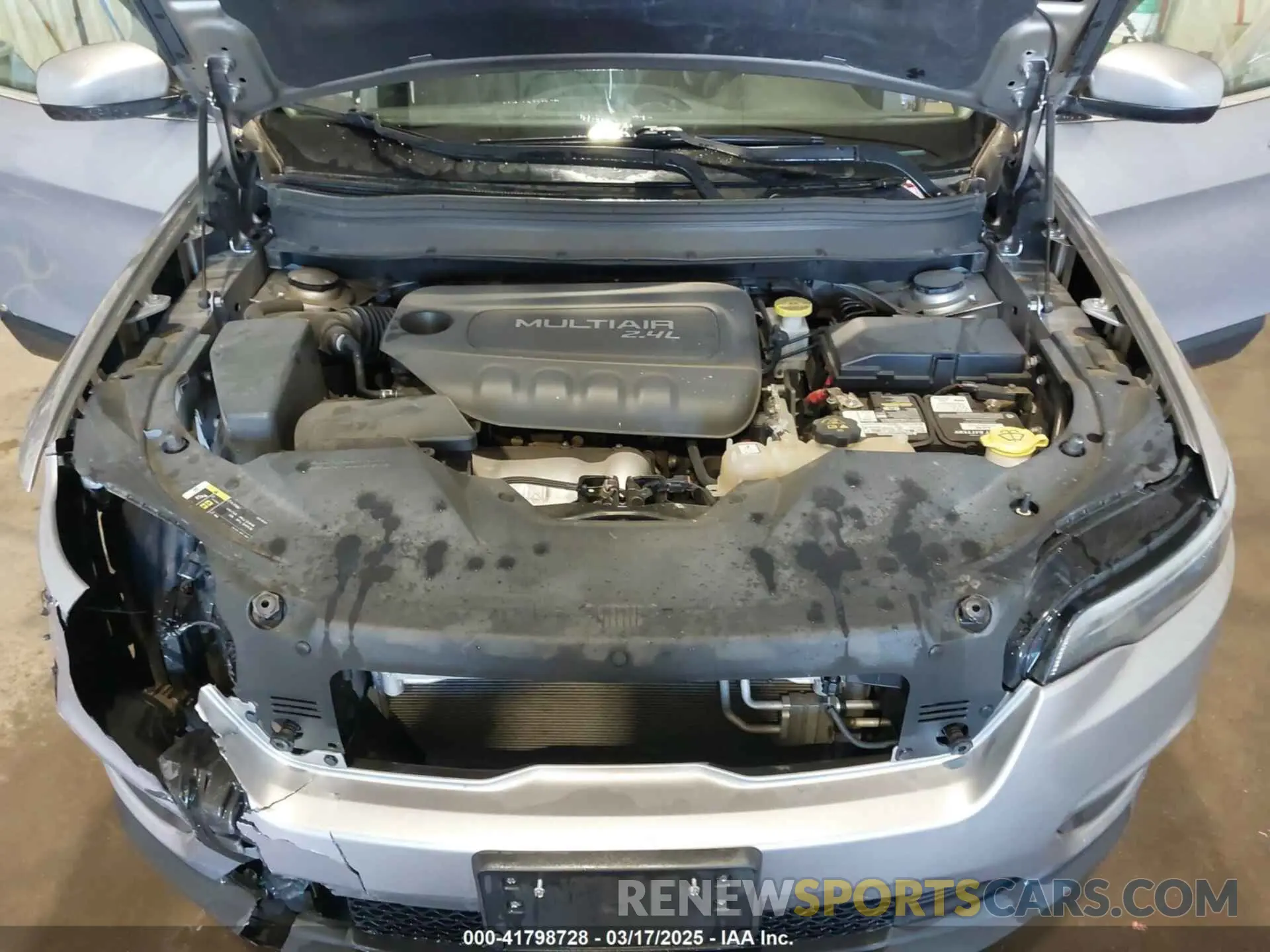 10 Photograph of a damaged car 1C4PJMCB0KD122398 JEEP CHEROKEE 2019