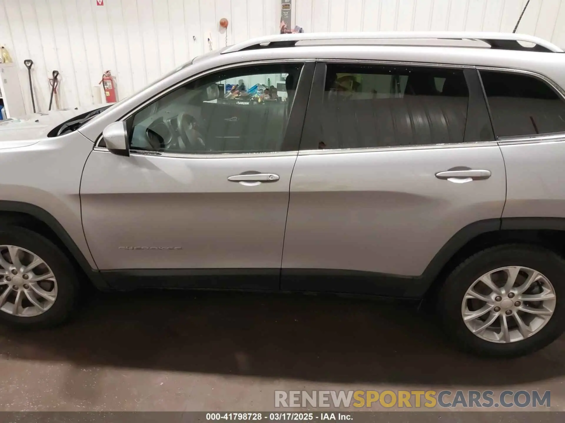 14 Photograph of a damaged car 1C4PJMCB0KD122398 JEEP CHEROKEE 2019