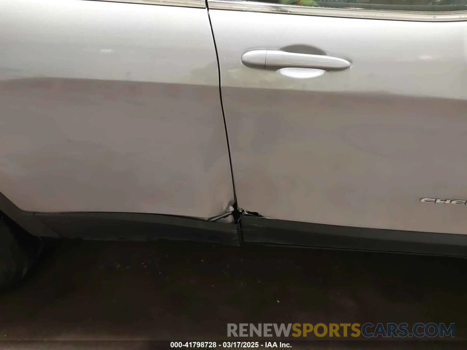 17 Photograph of a damaged car 1C4PJMCB0KD122398 JEEP CHEROKEE 2019