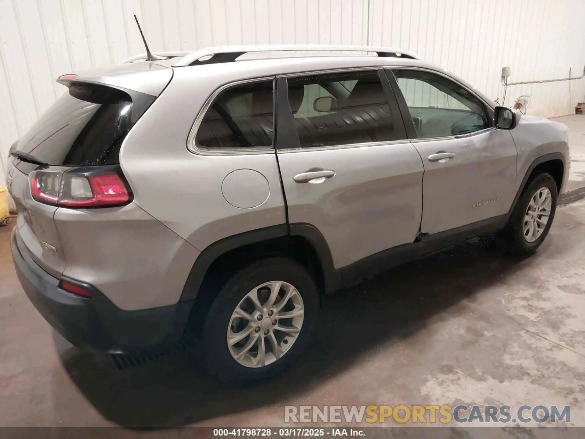 4 Photograph of a damaged car 1C4PJMCB0KD122398 JEEP CHEROKEE 2019