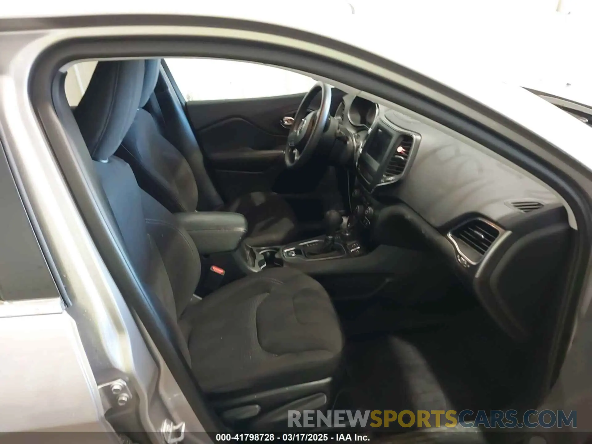 5 Photograph of a damaged car 1C4PJMCB0KD122398 JEEP CHEROKEE 2019