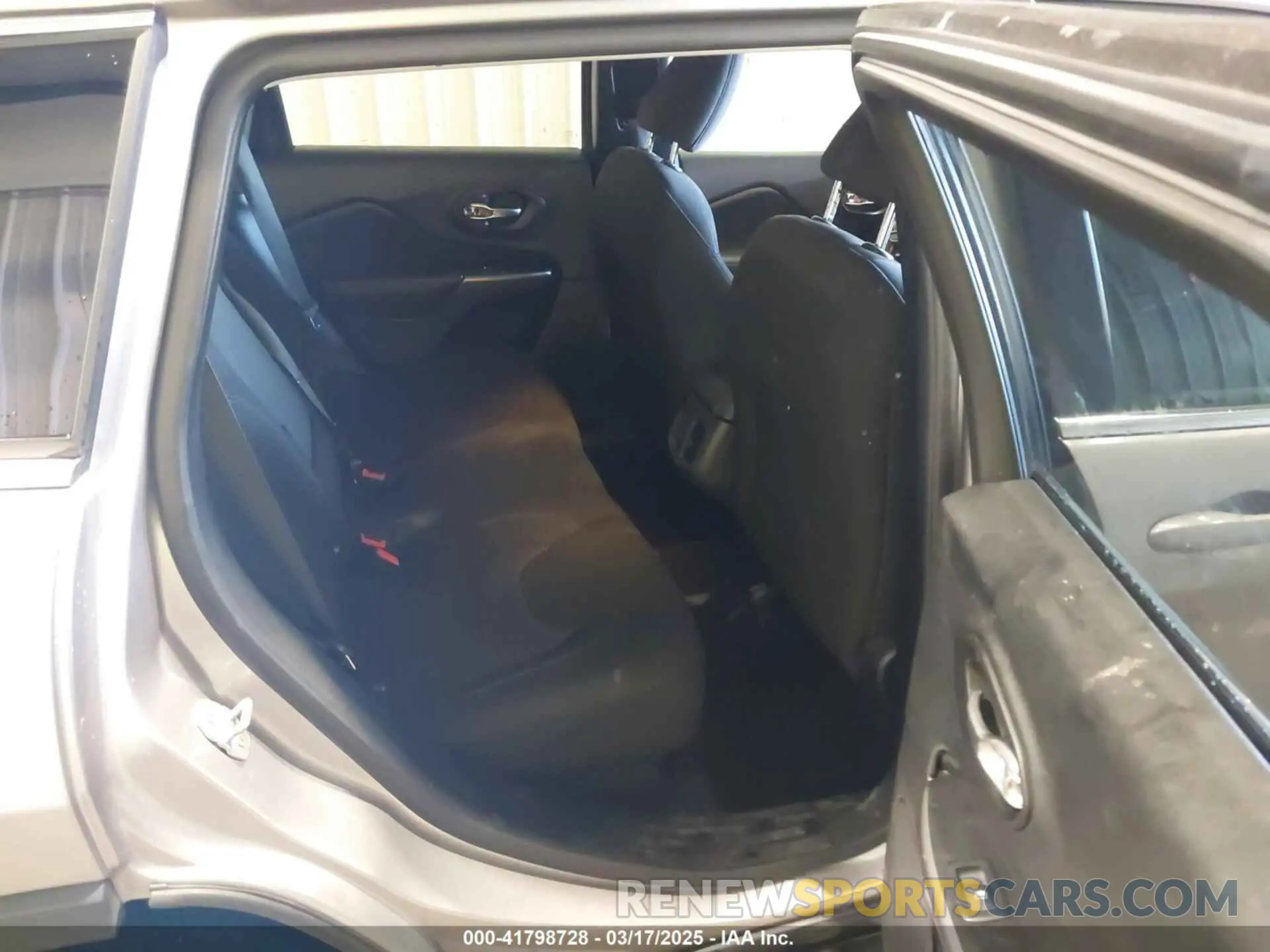 8 Photograph of a damaged car 1C4PJMCB0KD122398 JEEP CHEROKEE 2019
