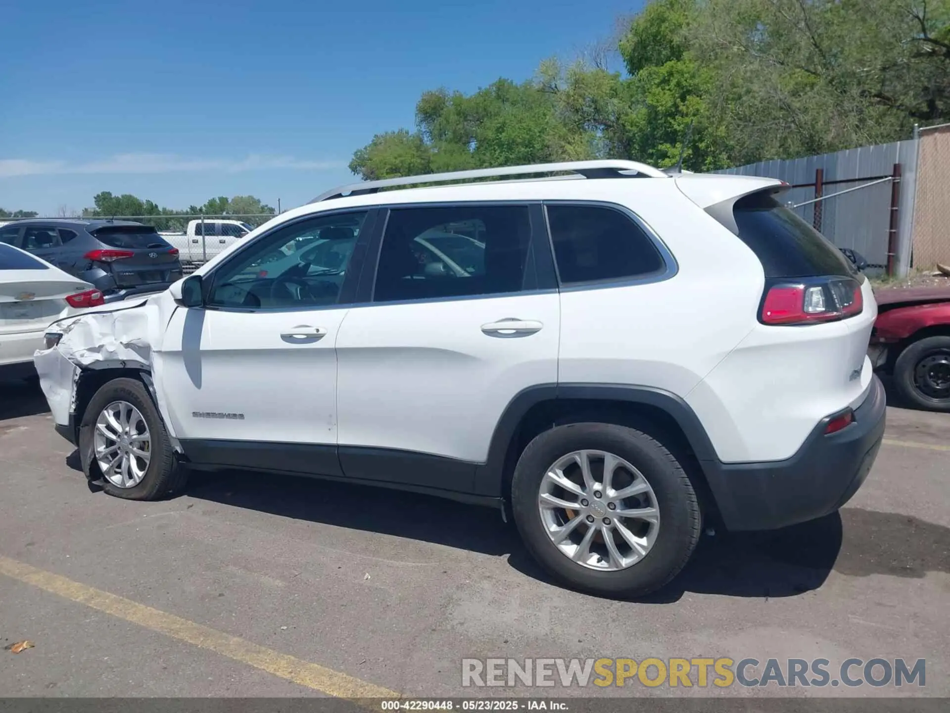 14 Photograph of a damaged car 1C4PJMCB1KD228813 JEEP CHEROKEE 2019