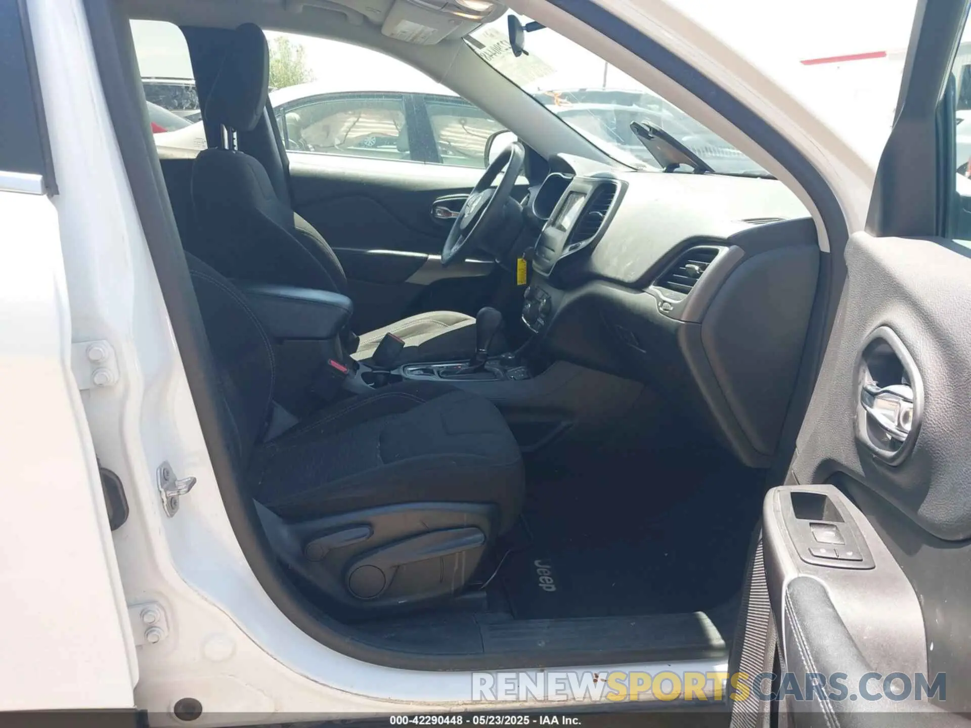 5 Photograph of a damaged car 1C4PJMCB1KD228813 JEEP CHEROKEE 2019
