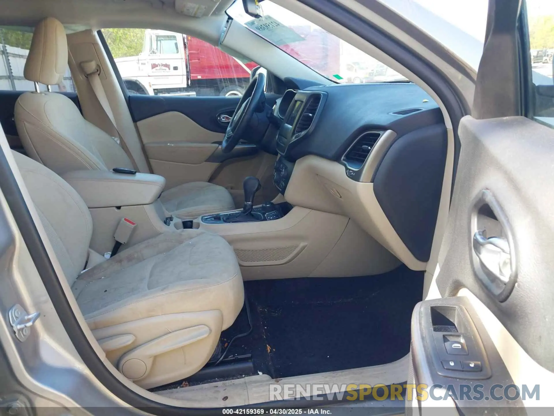 5 Photograph of a damaged car 1C4PJMCB2KD194252 JEEP CHEROKEE 2019