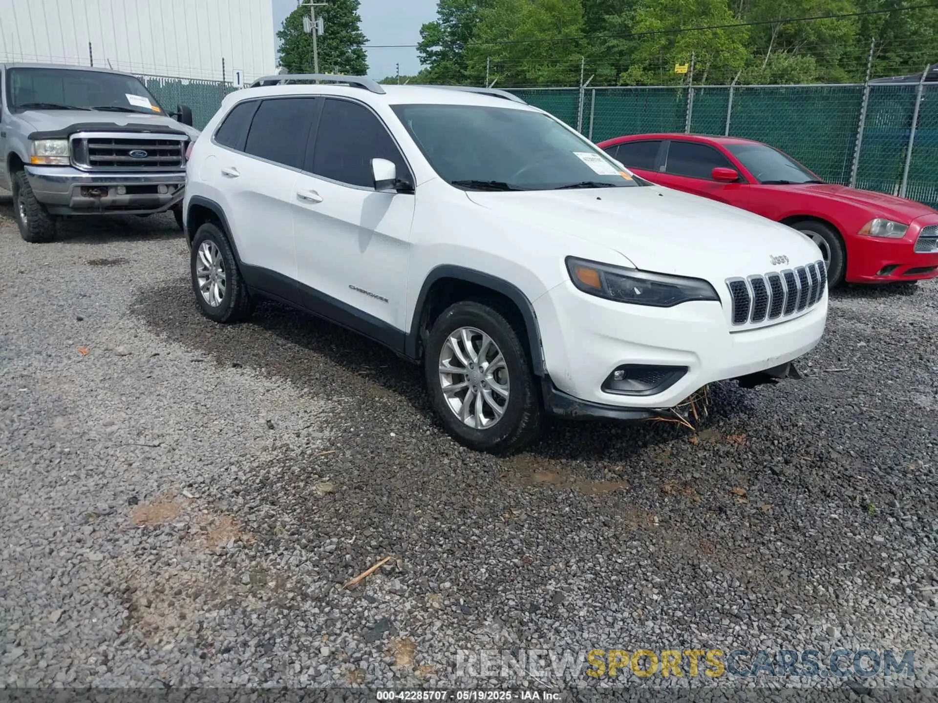 1 Photograph of a damaged car 1C4PJMCB2KD283559 JEEP CHEROKEE 2019