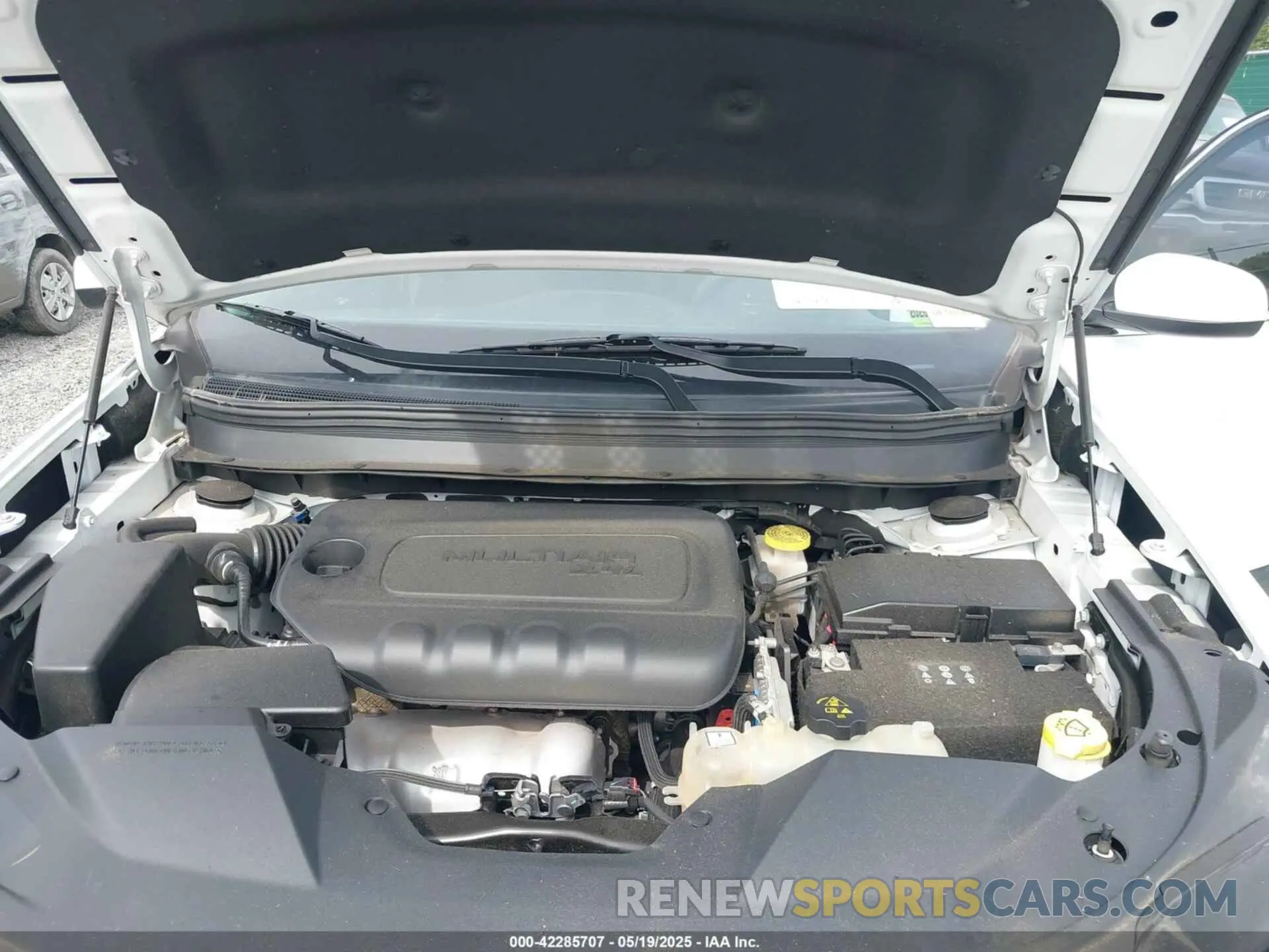 10 Photograph of a damaged car 1C4PJMCB2KD283559 JEEP CHEROKEE 2019