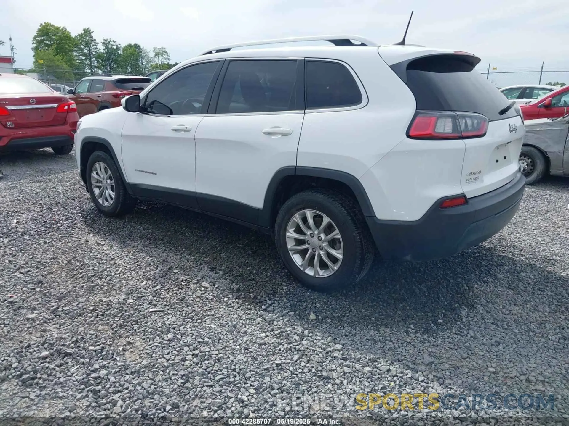3 Photograph of a damaged car 1C4PJMCB2KD283559 JEEP CHEROKEE 2019