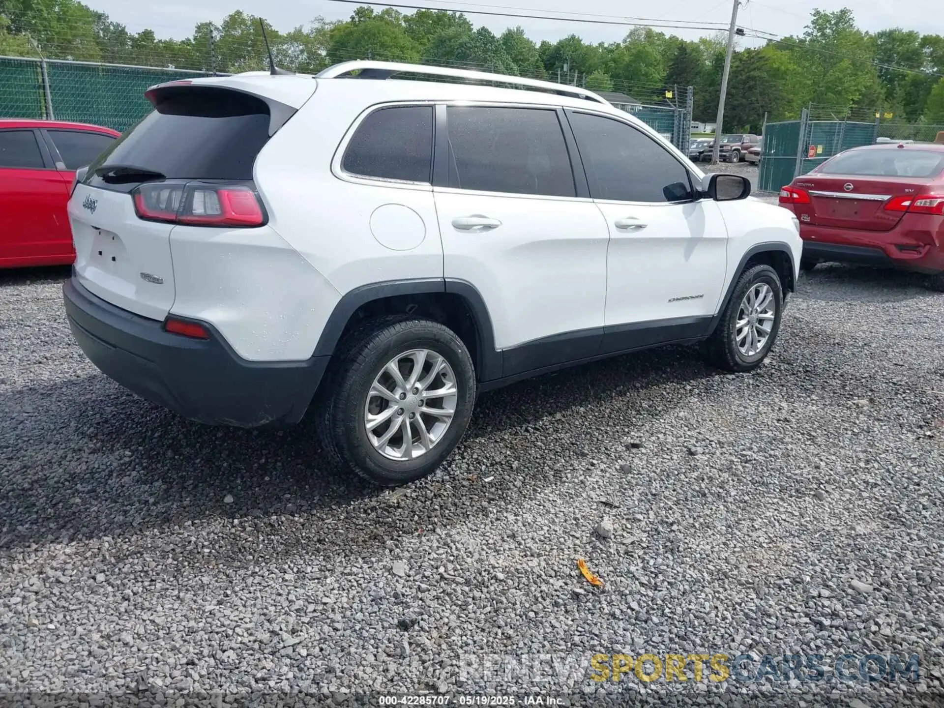 4 Photograph of a damaged car 1C4PJMCB2KD283559 JEEP CHEROKEE 2019