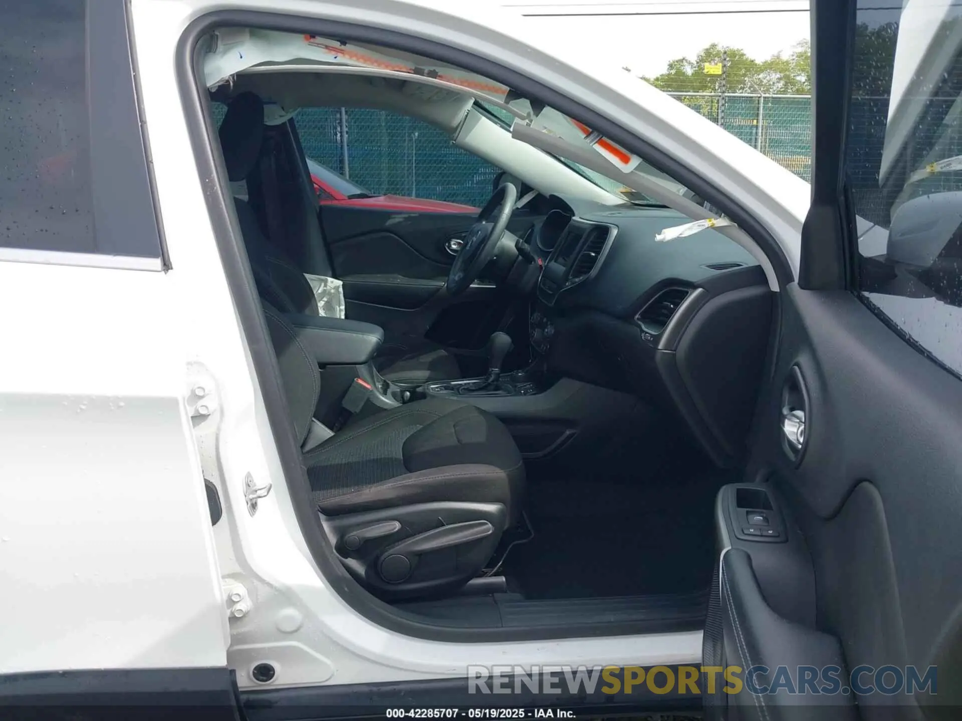 5 Photograph of a damaged car 1C4PJMCB2KD283559 JEEP CHEROKEE 2019