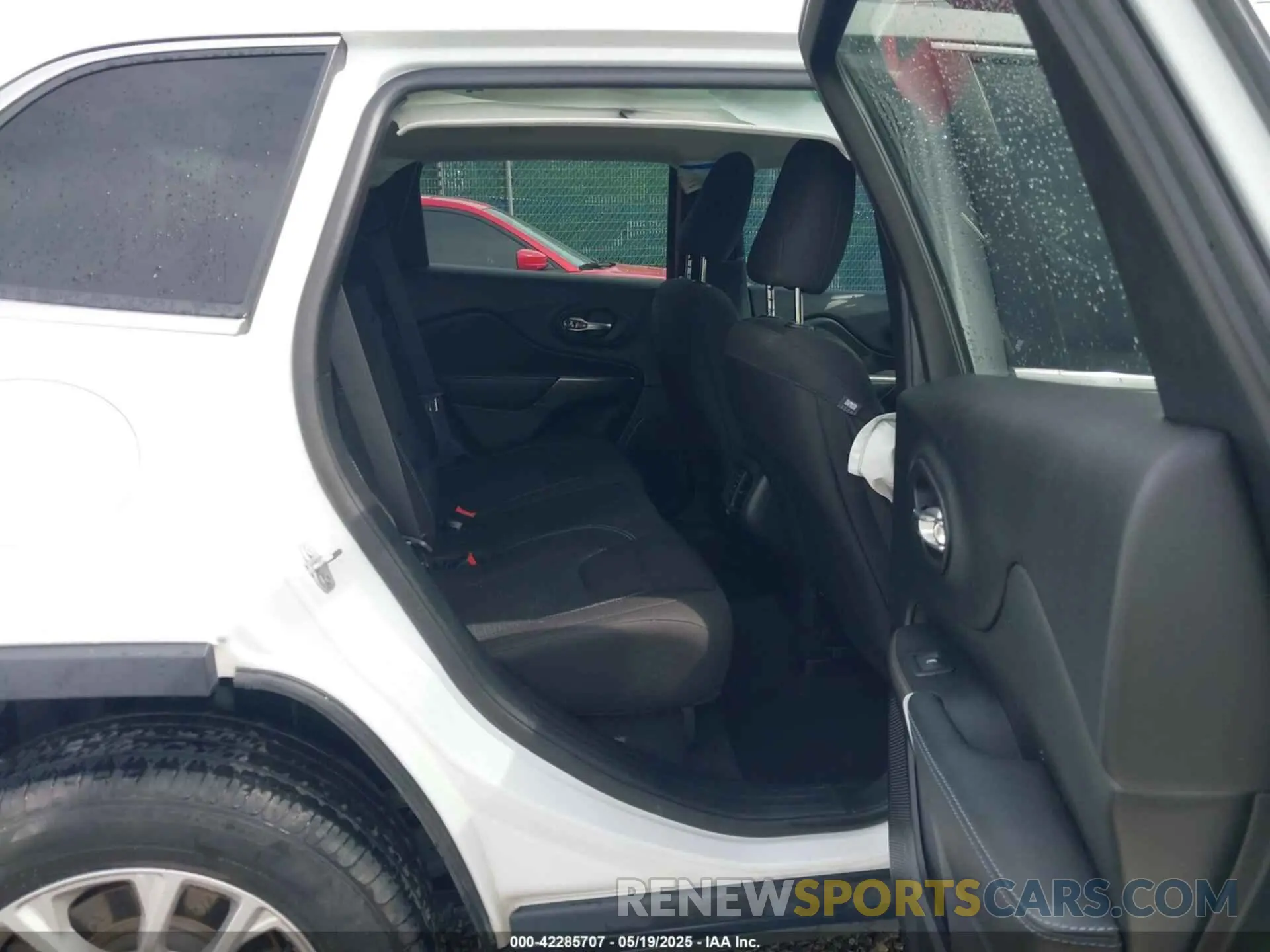 8 Photograph of a damaged car 1C4PJMCB2KD283559 JEEP CHEROKEE 2019