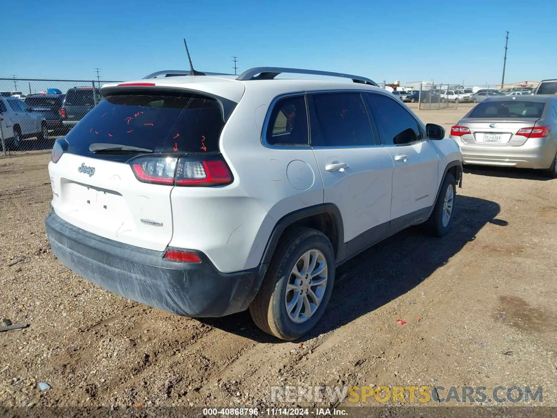 4 Photograph of a damaged car 1C4PJMCB2KD352024 JEEP CHEROKEE 2019