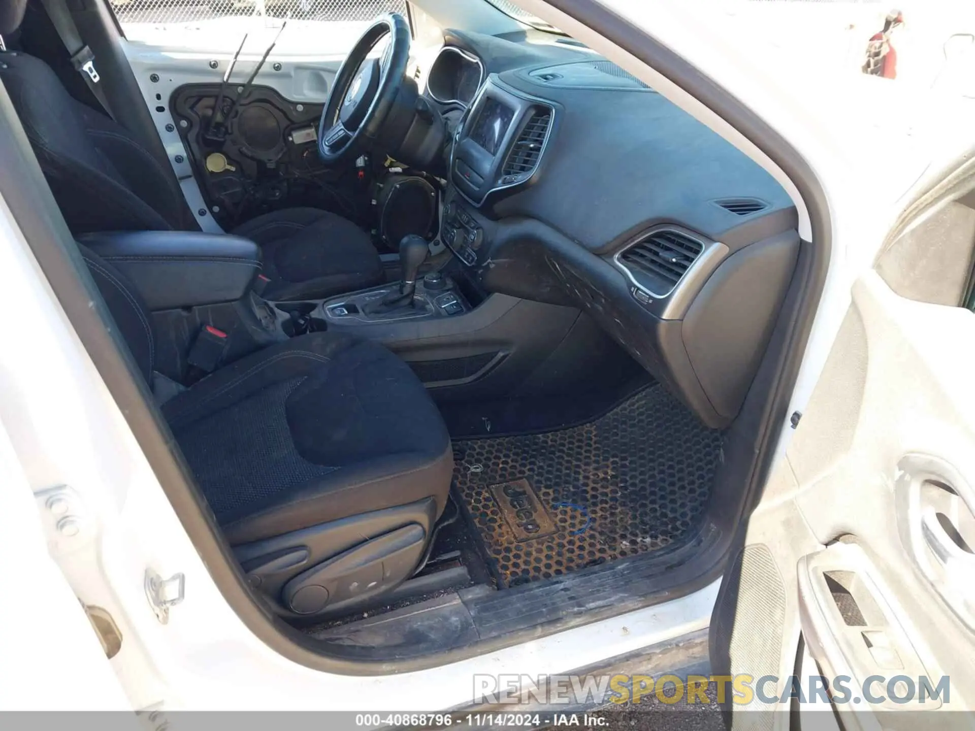5 Photograph of a damaged car 1C4PJMCB2KD352024 JEEP CHEROKEE 2019